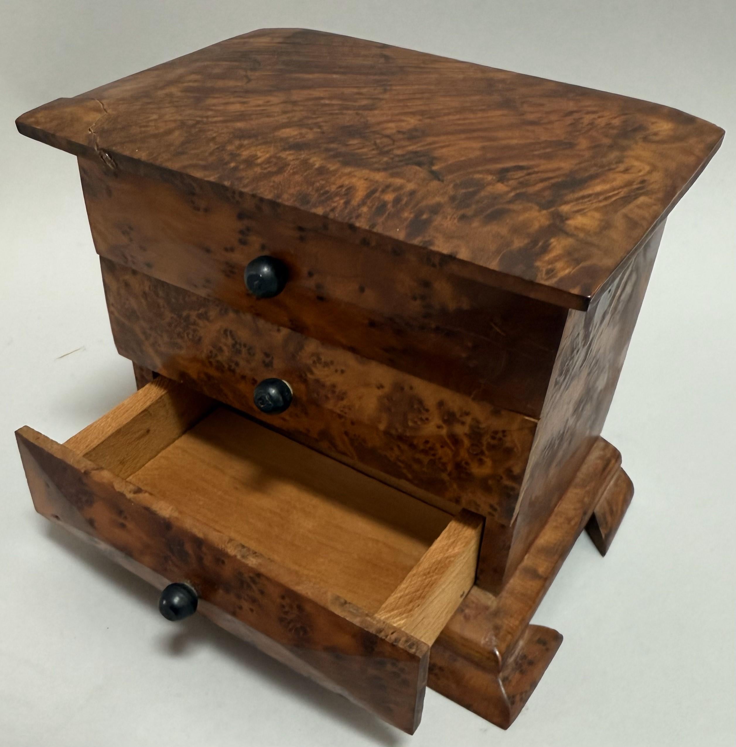 Miniature 19. Jahrhundert Indonesisch Amboyna Burl Chest (Böhmisch) im Angebot