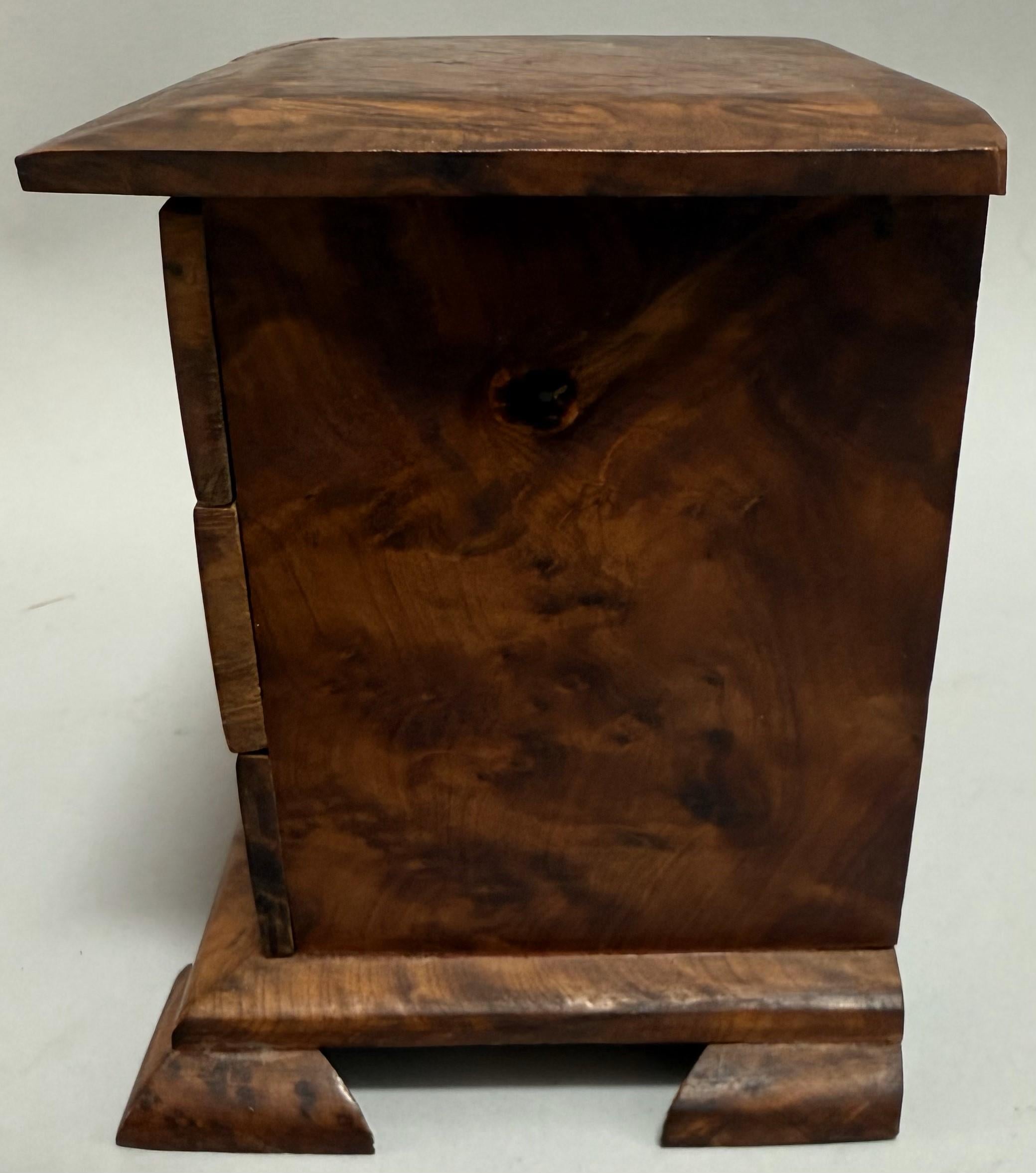 Miniature 19. Jahrhundert Indonesisch Amboyna Burl Chest (Geschnitzt) im Angebot