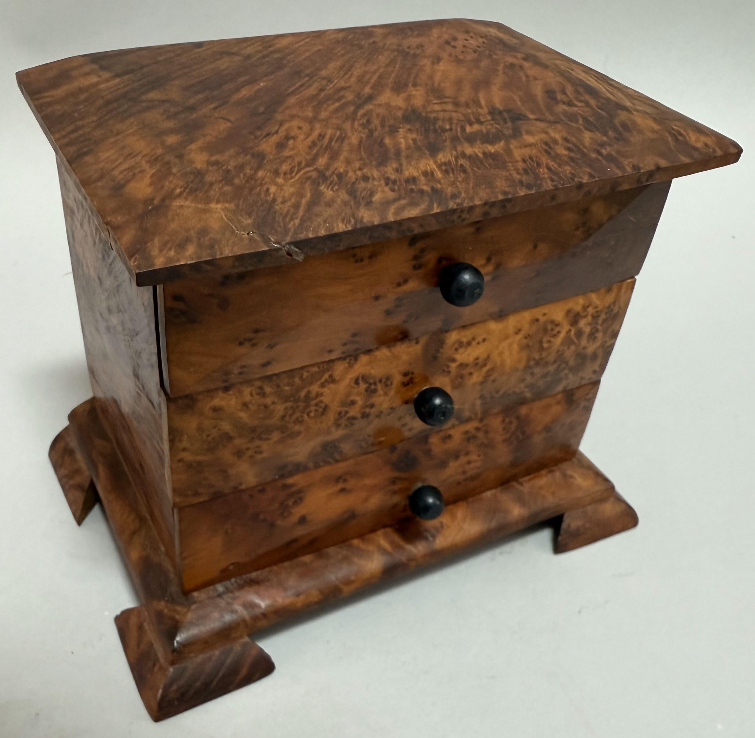 Miniature 19. Jahrhundert Indonesisch Amboyna Burl Chest im Zustand „Gut“ im Angebot in Middleburg, VA