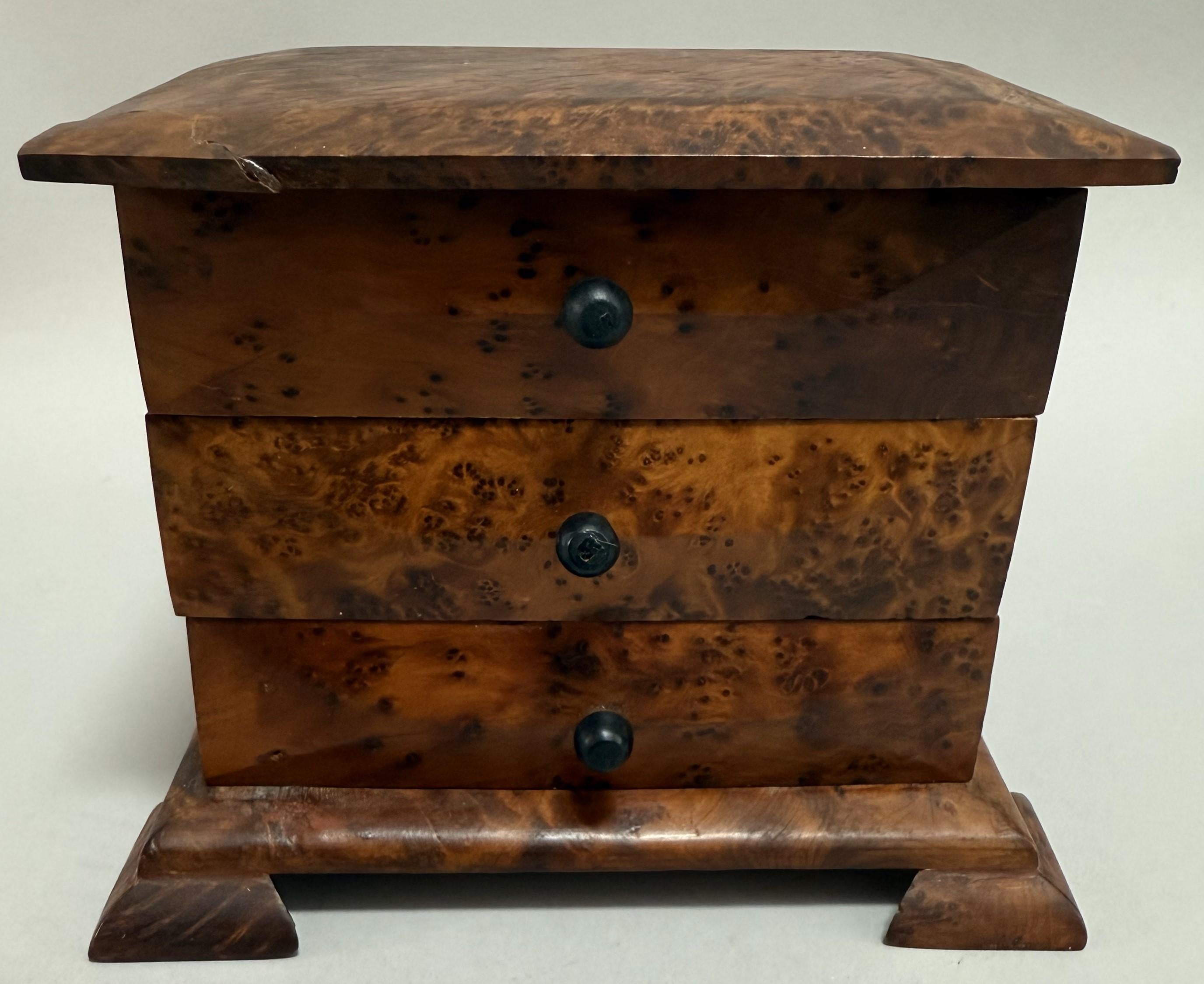 Miniature 19. Jahrhundert Indonesisch Amboyna Burl Chest (Holz) im Angebot