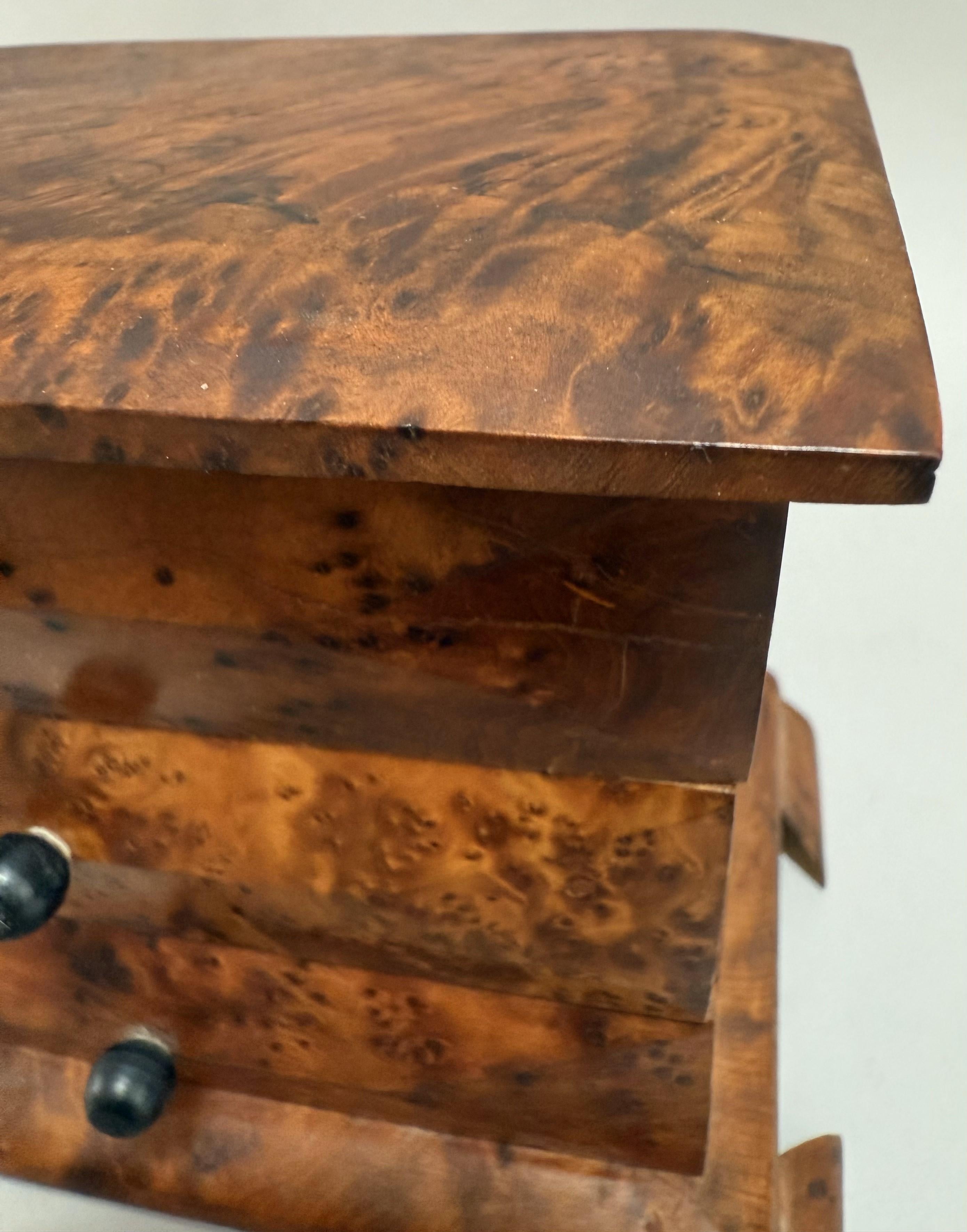 Miniature 19. Jahrhundert Indonesisch Amboyna Burl Chest im Angebot 1