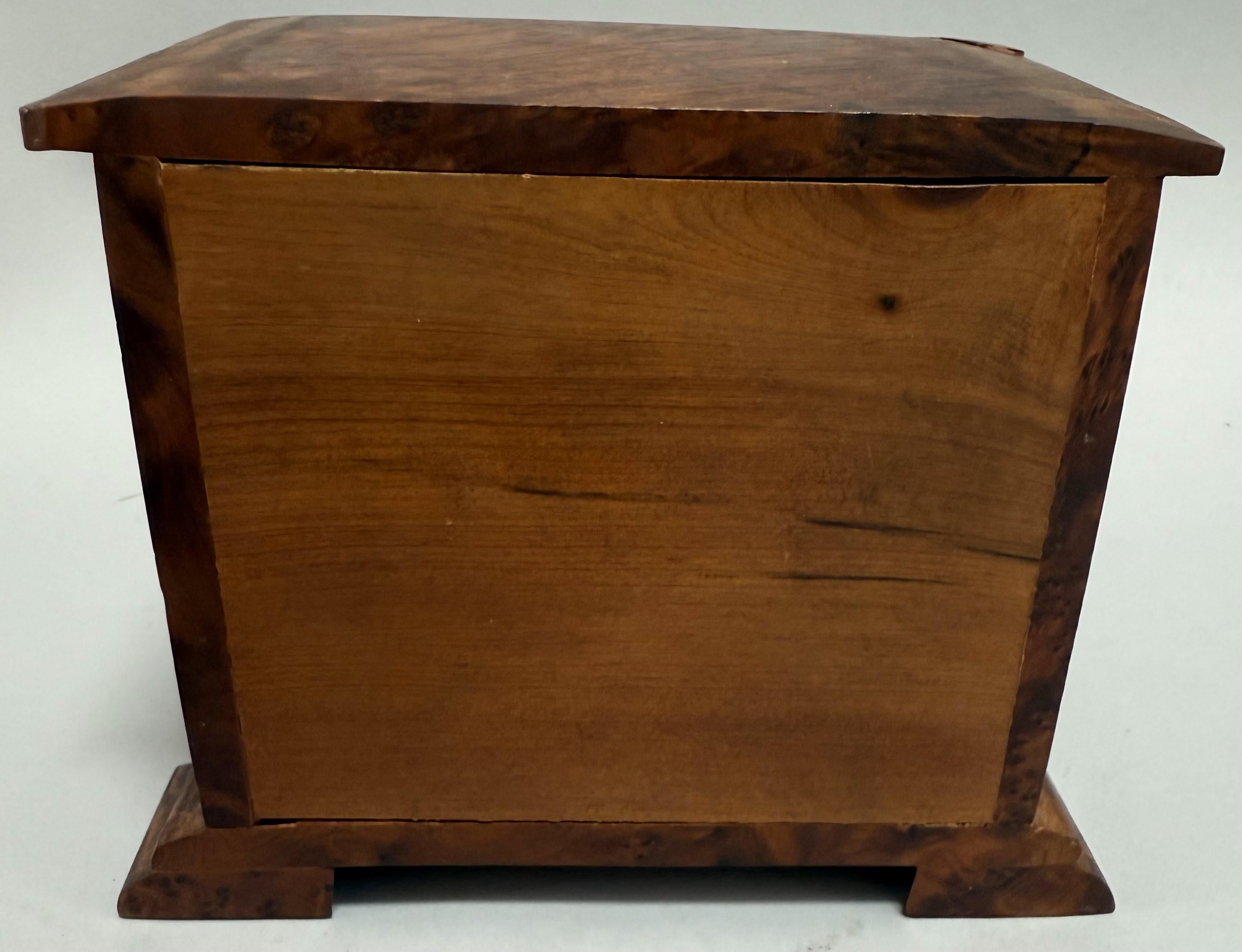 Miniature 19. Jahrhundert Indonesisch Amboyna Burl Chest im Angebot 3