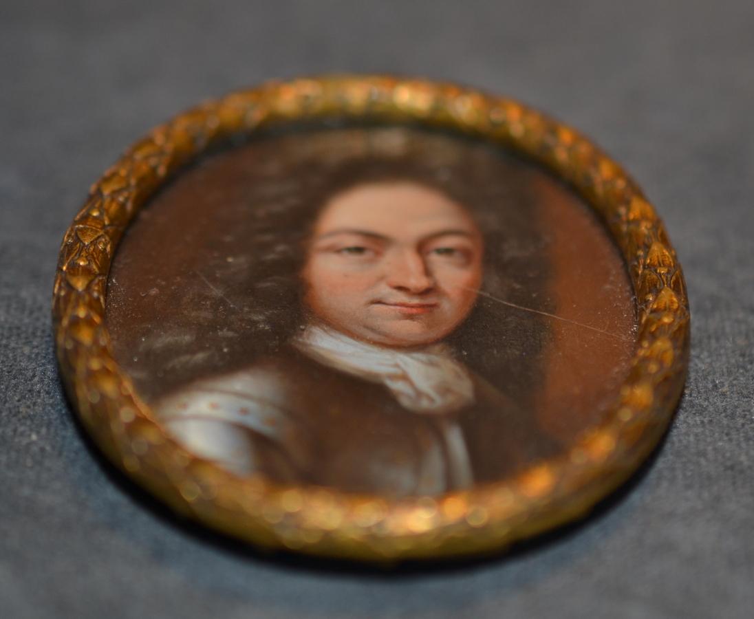 Un gentleman en armure argentée, avec une perruque poudrée et des fesses pleines
huile sur cuivre, montures en métal doré
ovales (72 mm.) de hauteur.