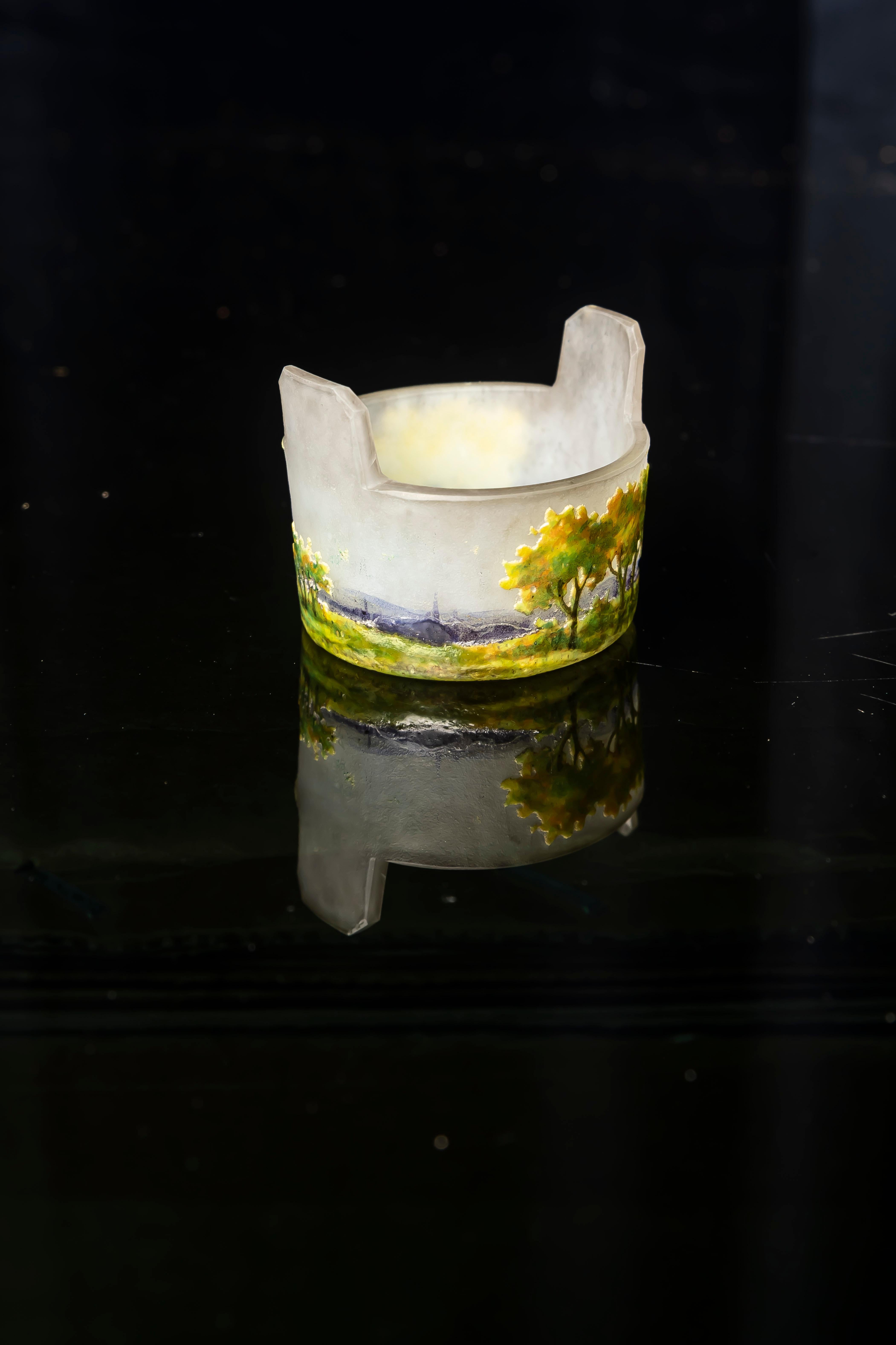 Smaltato Vaso in miniatura in vetro smaltato all'acido di Daum Nancy, Francia, XX secolo in vendita