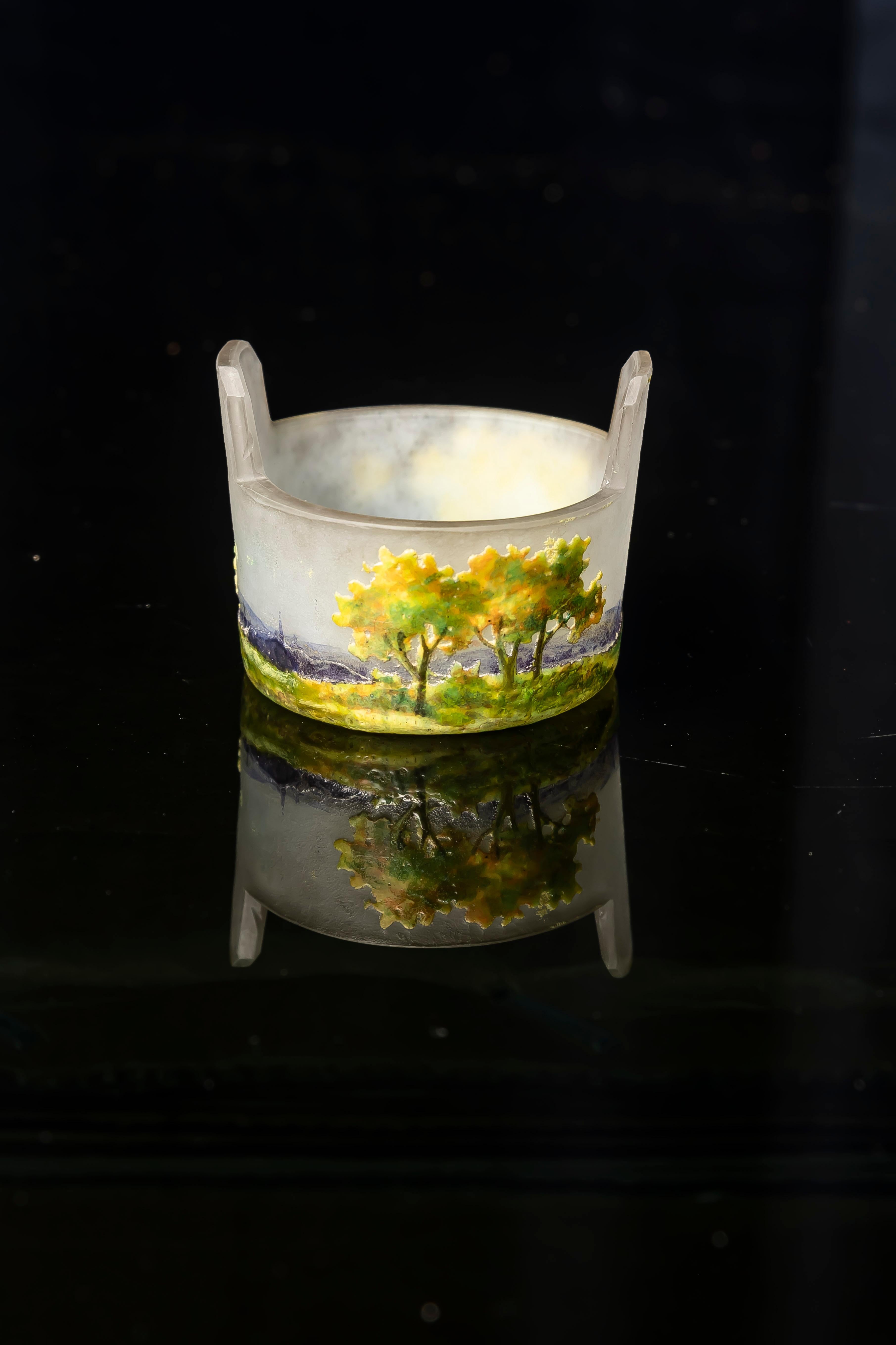 Vetro Vaso in miniatura in vetro smaltato all'acido di Daum Nancy, Francia, XX secolo in vendita