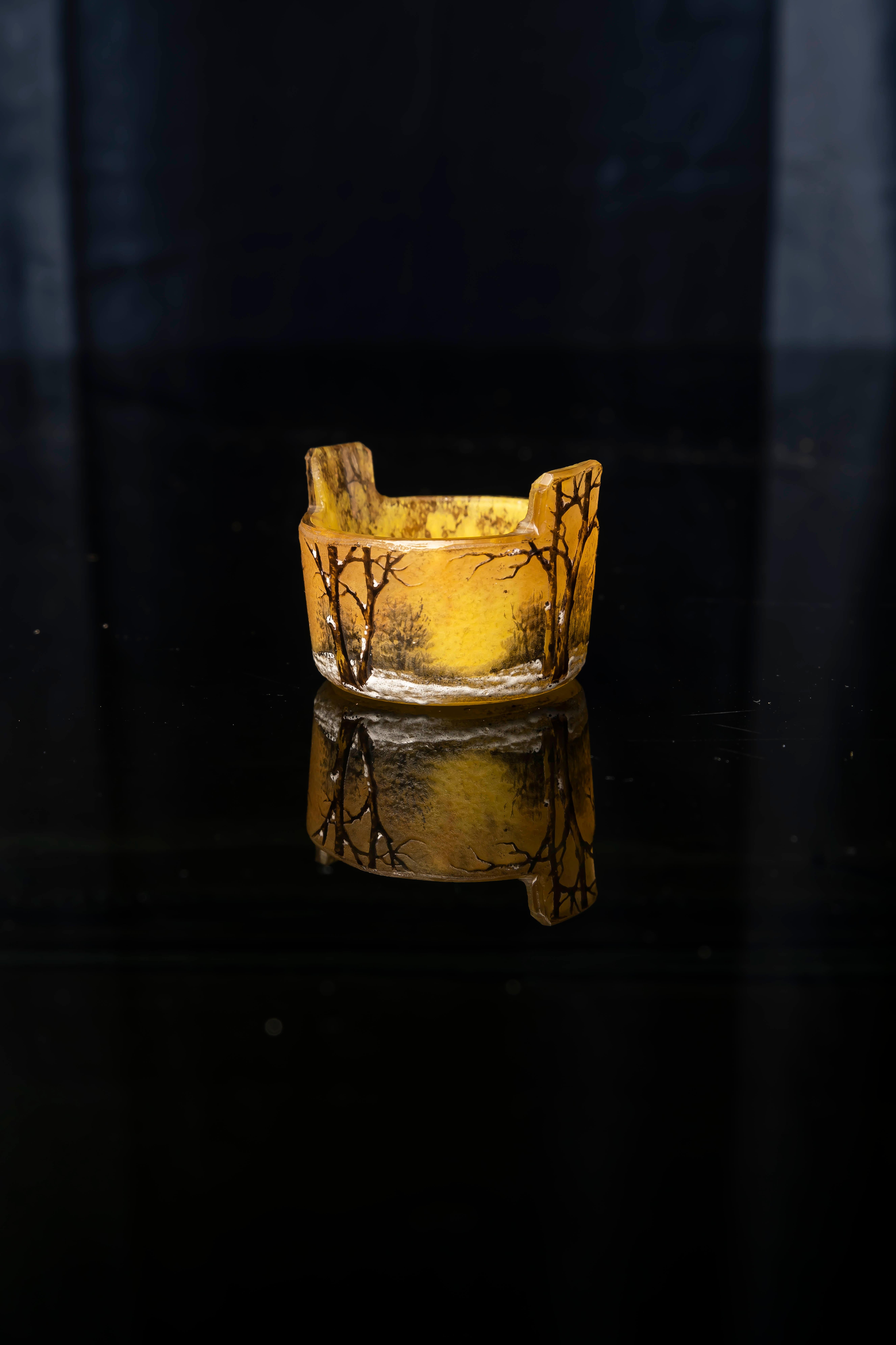 Vaso in miniatura in vetro acidato con paesaggio invernale di Daum Nancy, 20° sec. in vendita 4