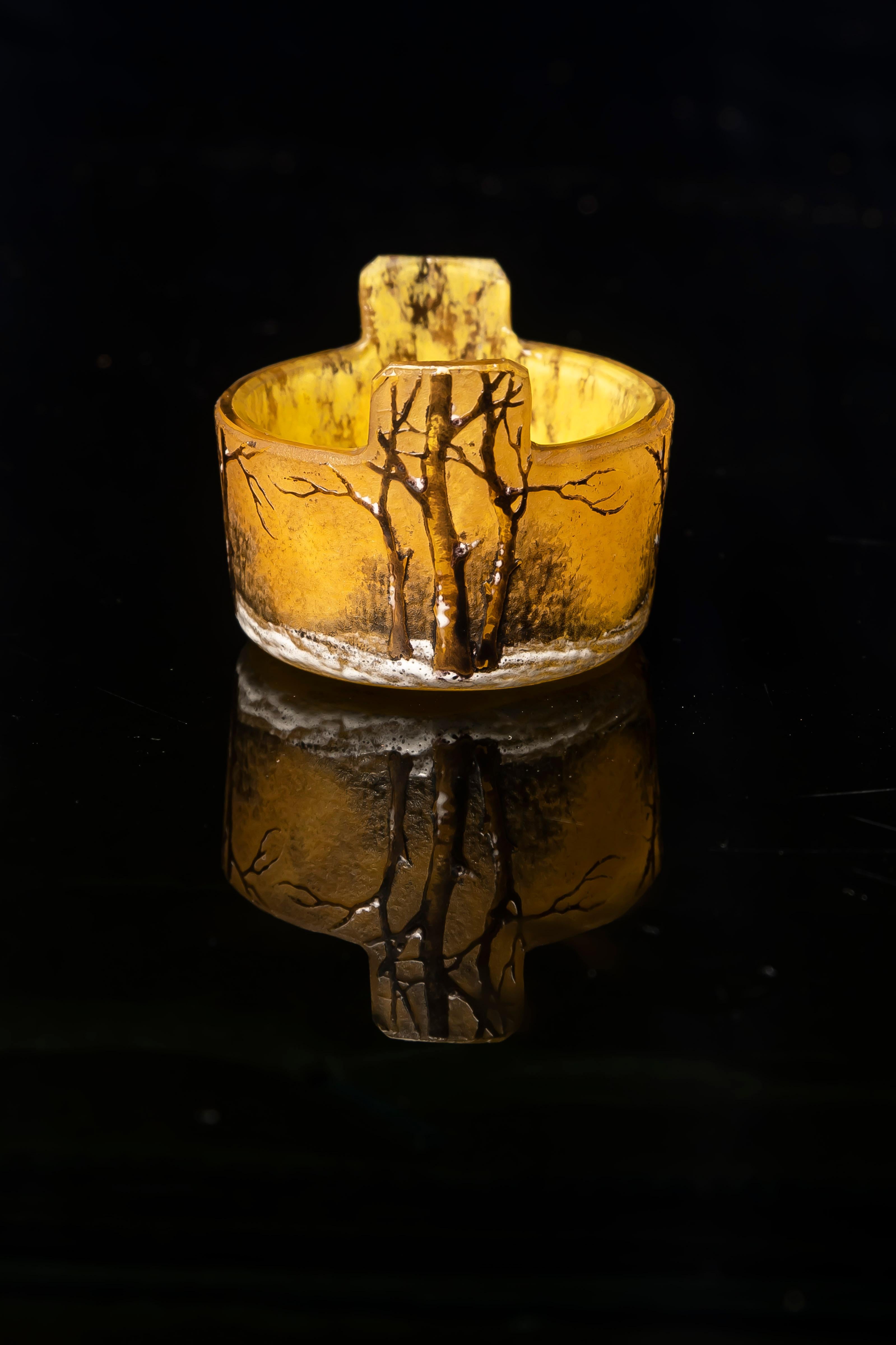 XX secolo Vaso in miniatura in vetro acidato con paesaggio invernale di Daum Nancy, 20° sec. in vendita