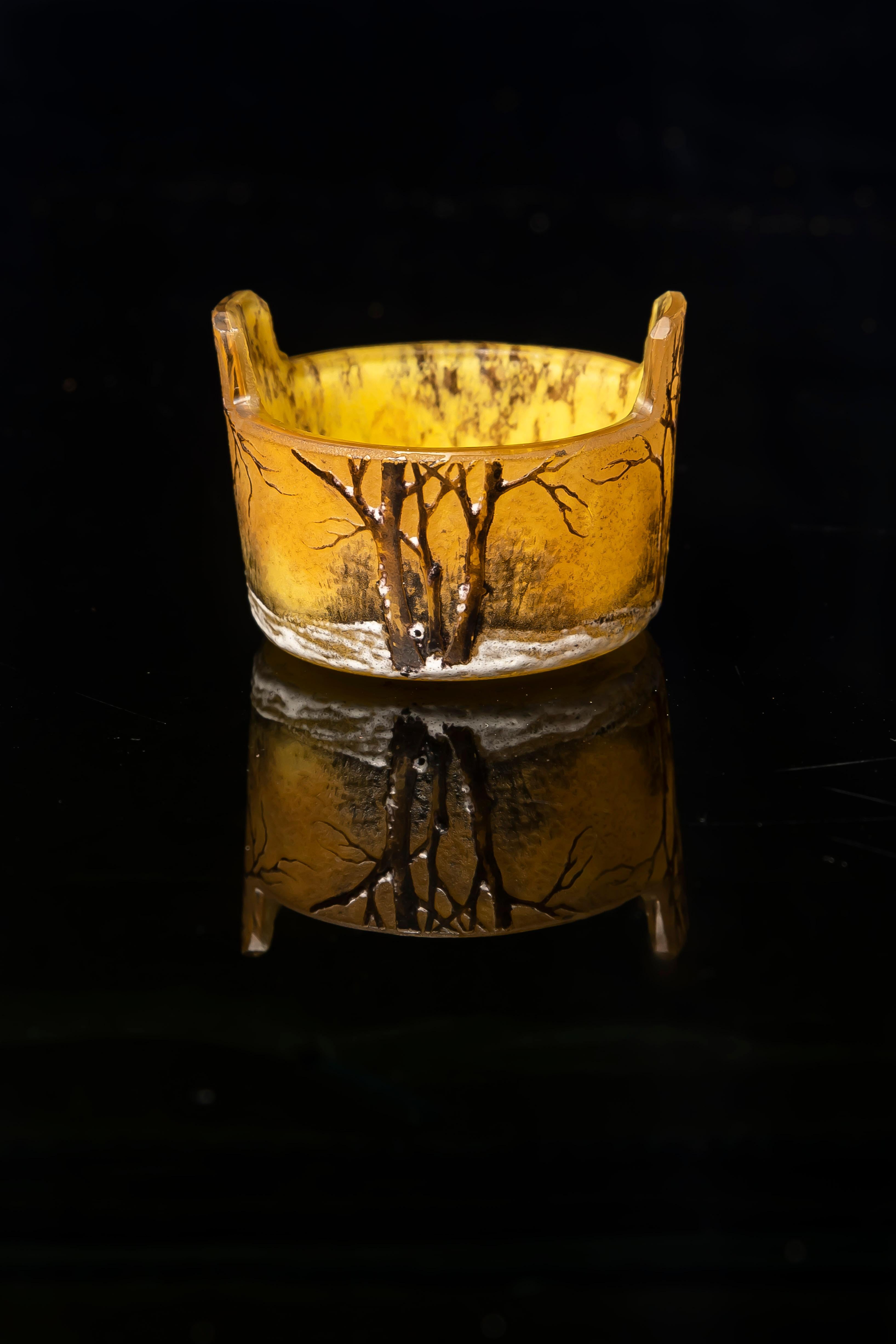 Vaso in miniatura in vetro acidato con paesaggio invernale di Daum Nancy, 20° sec. in vendita 1