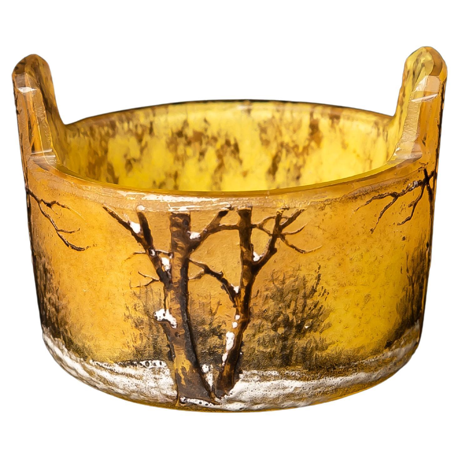 Vaso in miniatura in vetro acidato con paesaggio invernale di Daum Nancy, 20° sec.