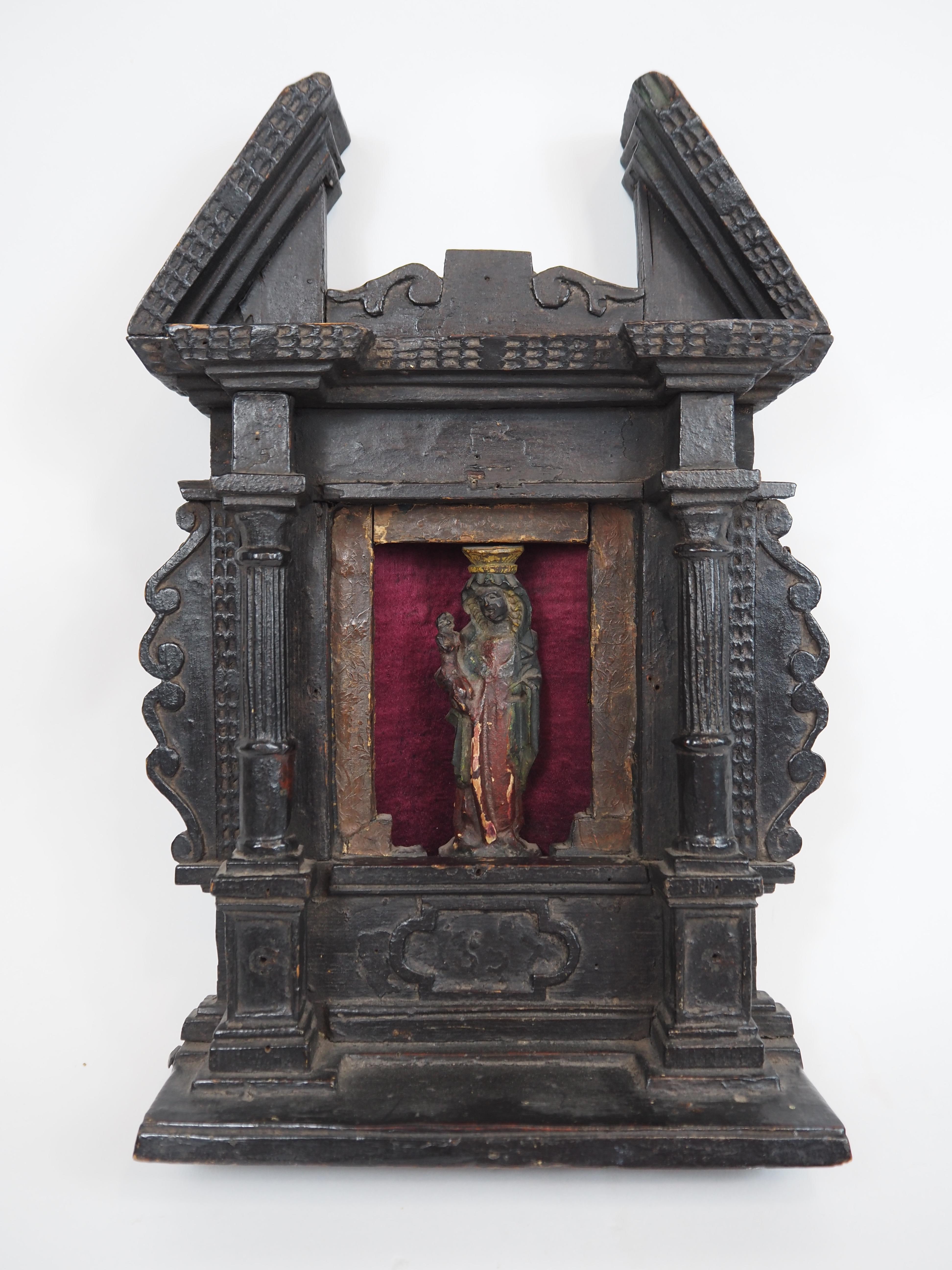 Autel miniature en bois avec Mère Marie et l'enfant Jésus dans le style de la Renaissance.
Cet autel - utilisé pour la dévotion privée - a été fabriqué au 17e siècle et est daté sur la base en 1657.

Plusieurs éléments, tels que les piliers de