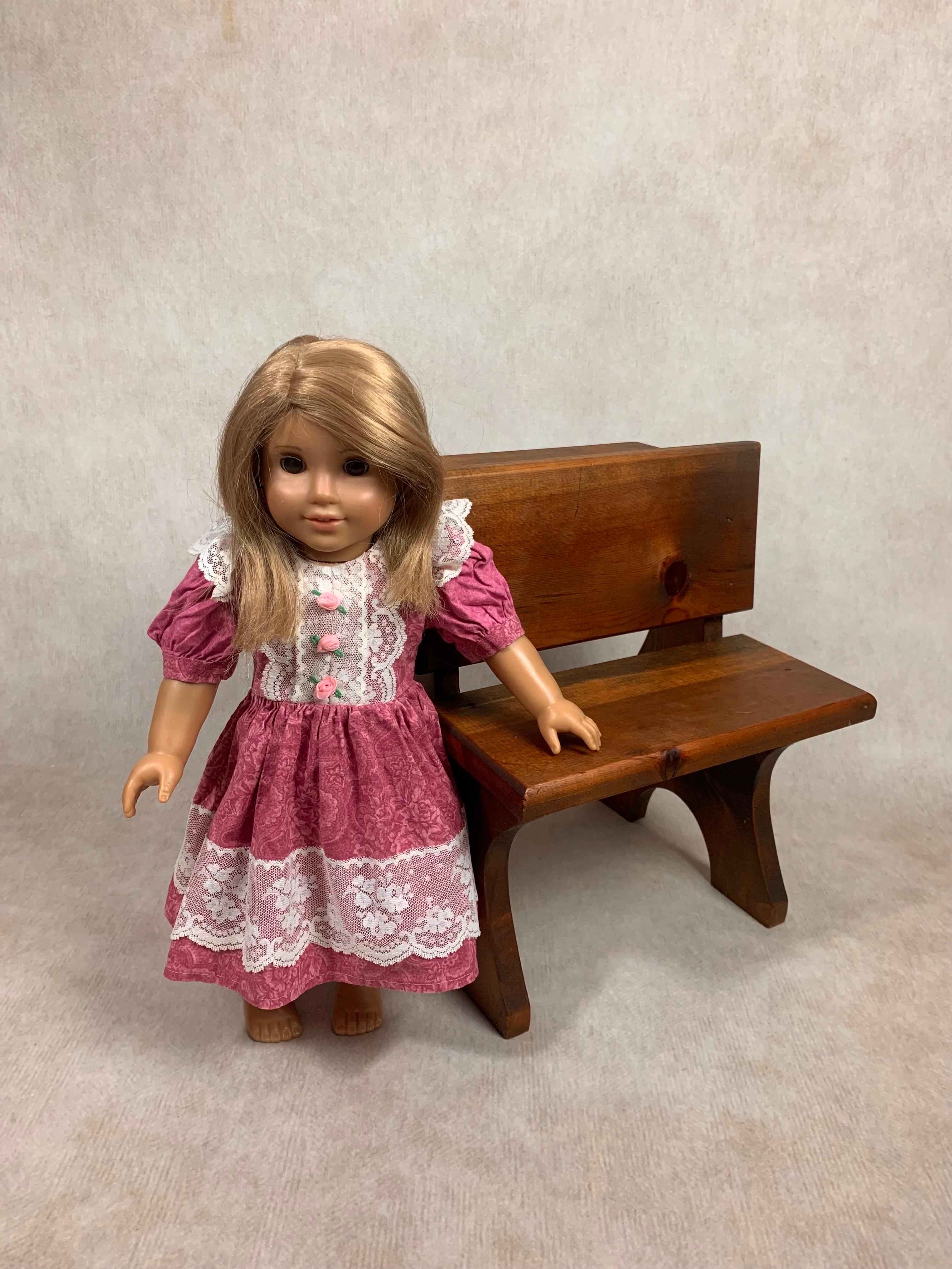 Heirloom Bureau d'écolier en bois massif de style colonial pour poupées  en vente 2