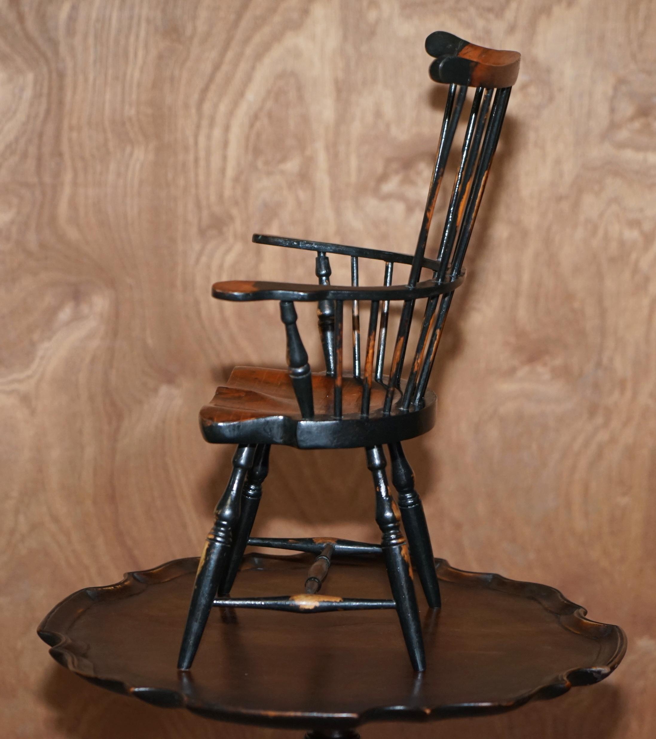 Miniature Antique Comb Back Windsor Armchair Based on the 18th Century Design (Fauteuil Windsor miniature à dossier en peigne d'après le design du 18ème siècle) en vente 4