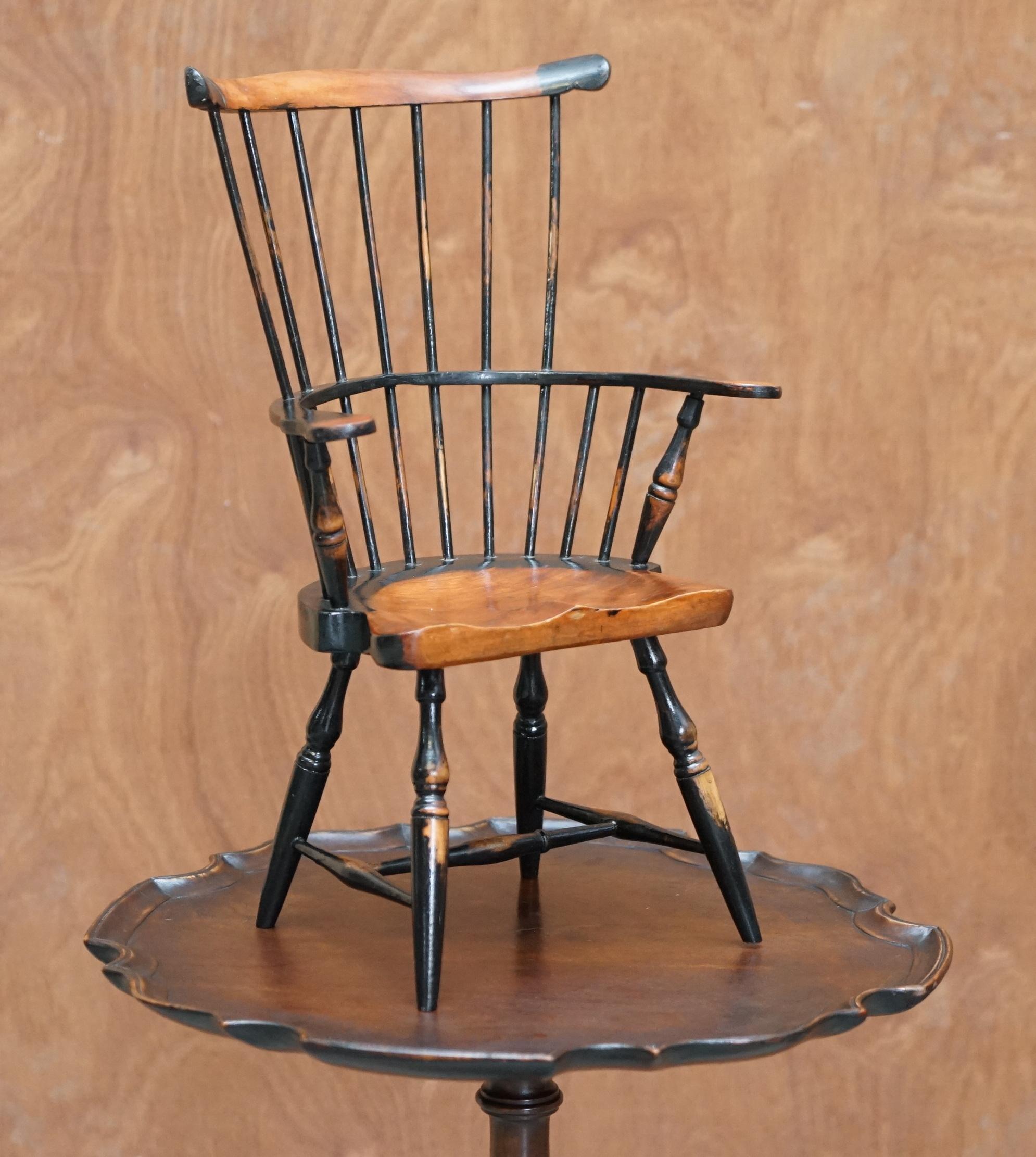 Nous sommes ravis d'offrir à la vente ce charmant fauteuil miniature antique de style Windsor à dossier peigne du 18e siècle. 

Il s'agit d'une belle pièce décorative, probablement un échantillon de vendeur ou quelque chose comme ça, mais