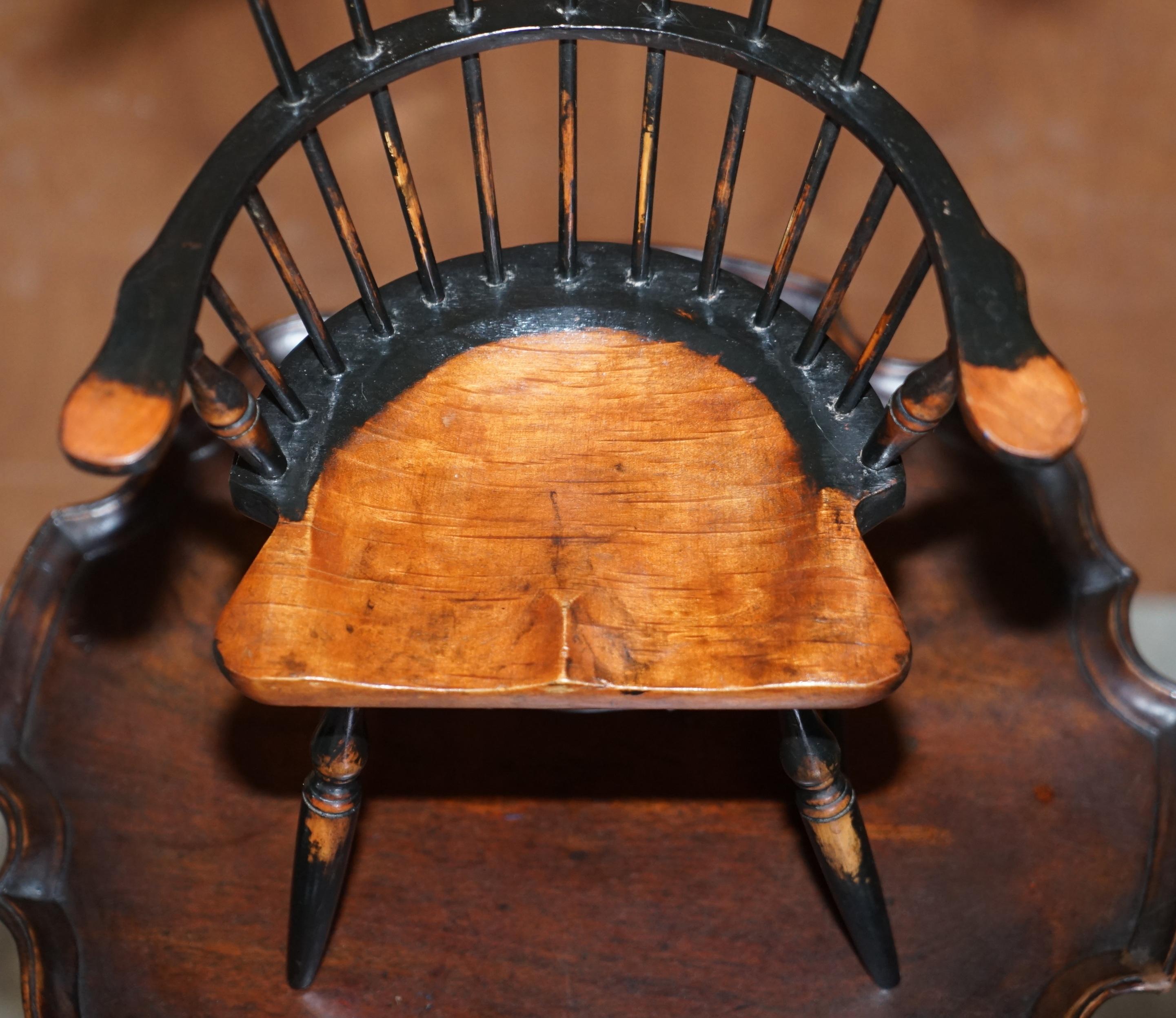 Anglais Miniature Antique Comb Back Windsor Armchair Based on the 18th Century Design (Fauteuil Windsor miniature à dossier en peigne d'après le design du 18ème siècle) en vente