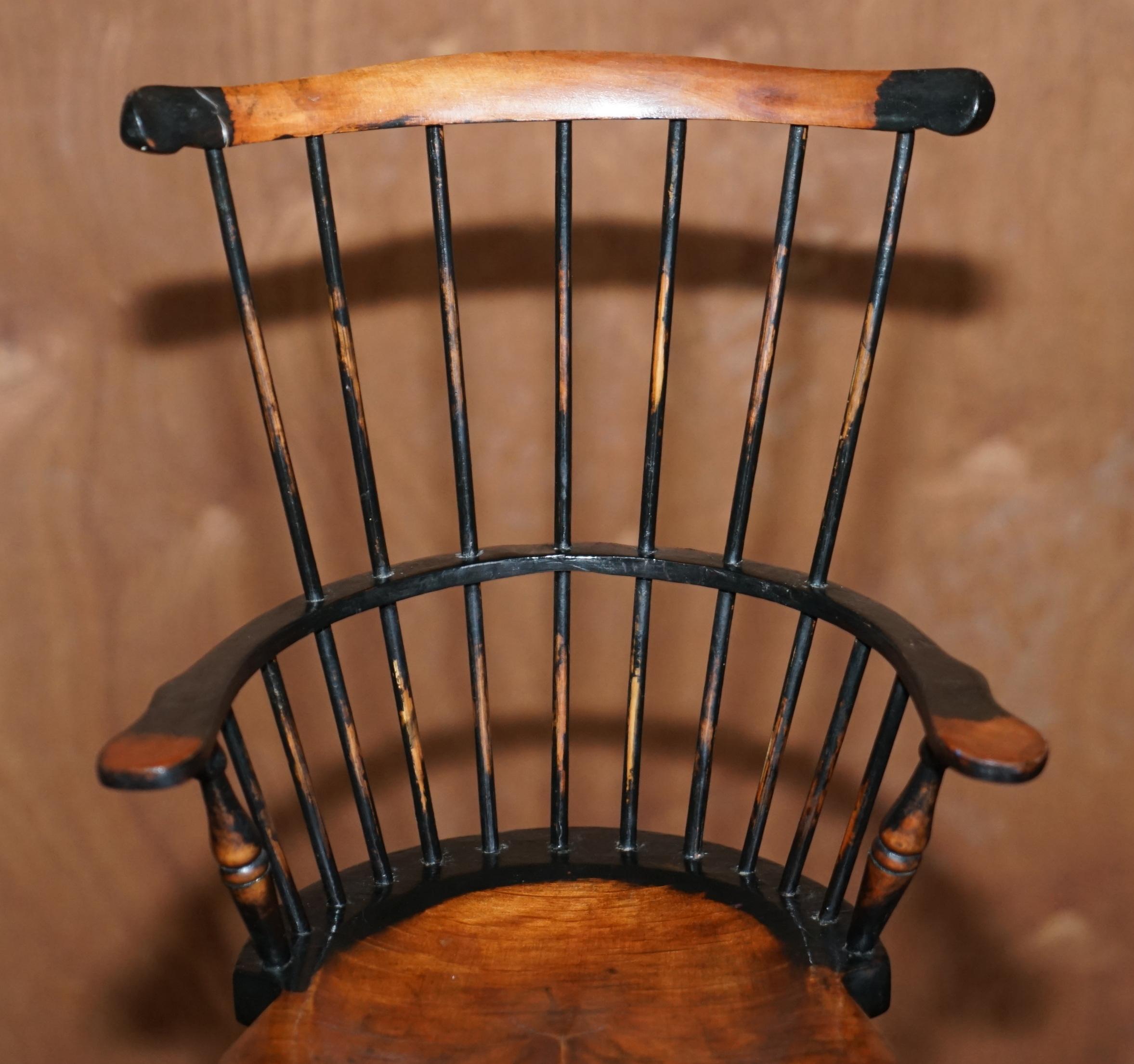 Fait main Miniature Antique Comb Back Windsor Armchair Based on the 18th Century Design (Fauteuil Windsor miniature à dossier en peigne d'après le design du 18ème siècle) en vente