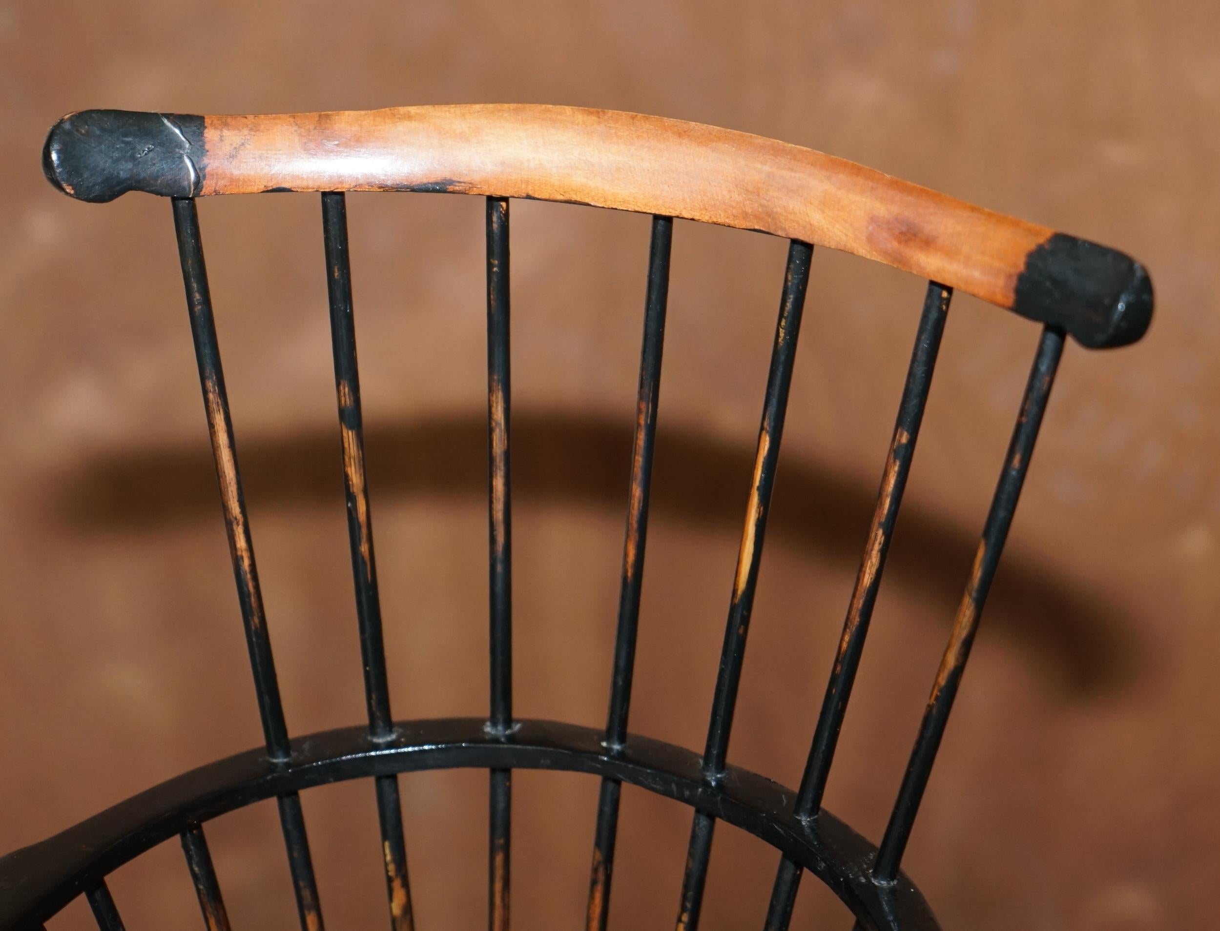 20ième siècle Miniature Antique Comb Back Windsor Armchair Based on the 18th Century Design (Fauteuil Windsor miniature à dossier en peigne d'après le design du 18ème siècle) en vente