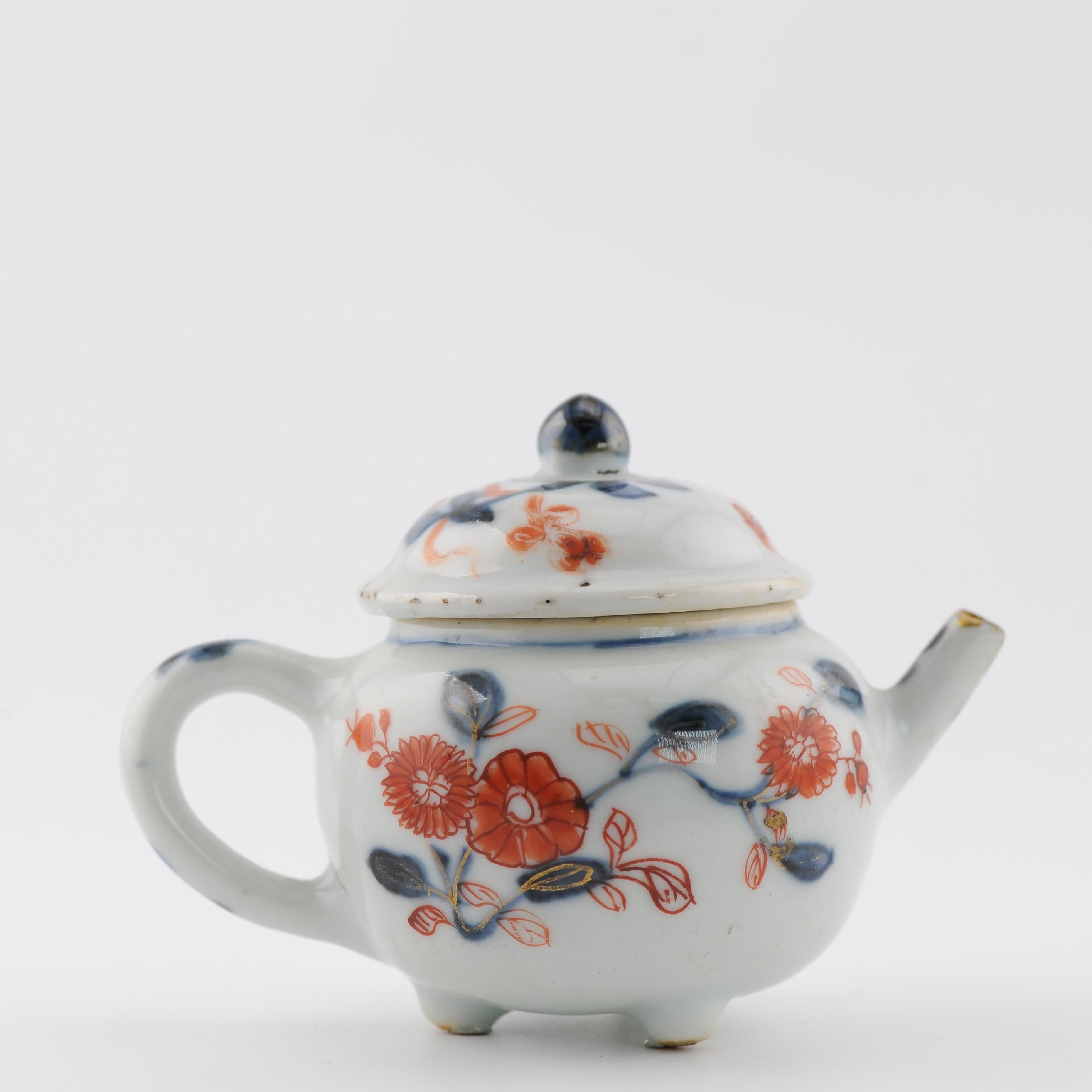 Beschreibung

Ich teile mit Ihnen diese sehr süße und kleine Teekanne in Imari-Palette. Blumenszene.
Auf 3 Füßen.

Zustand: Deckel perfekt. Restaurierung des Ausgusses. Größe: 9x6CM LängexHöhe


Bedingung
Deckel perfekt. Restaurierung bis zur Tülle.