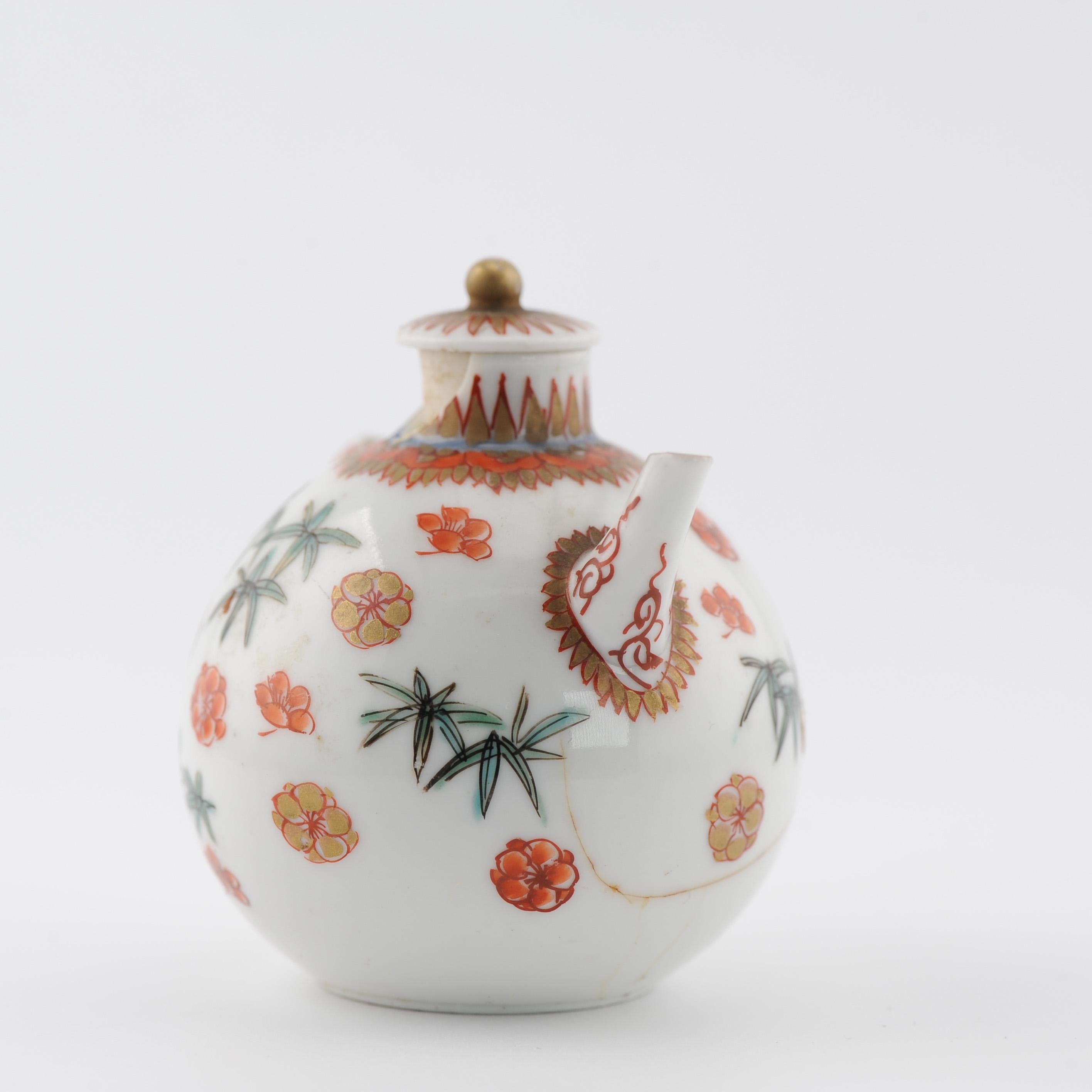 Fino al XVIII secolo Miniatura di teiera in porcellana giapponese del periodo Edo, inizio XVIII secolo in vendita