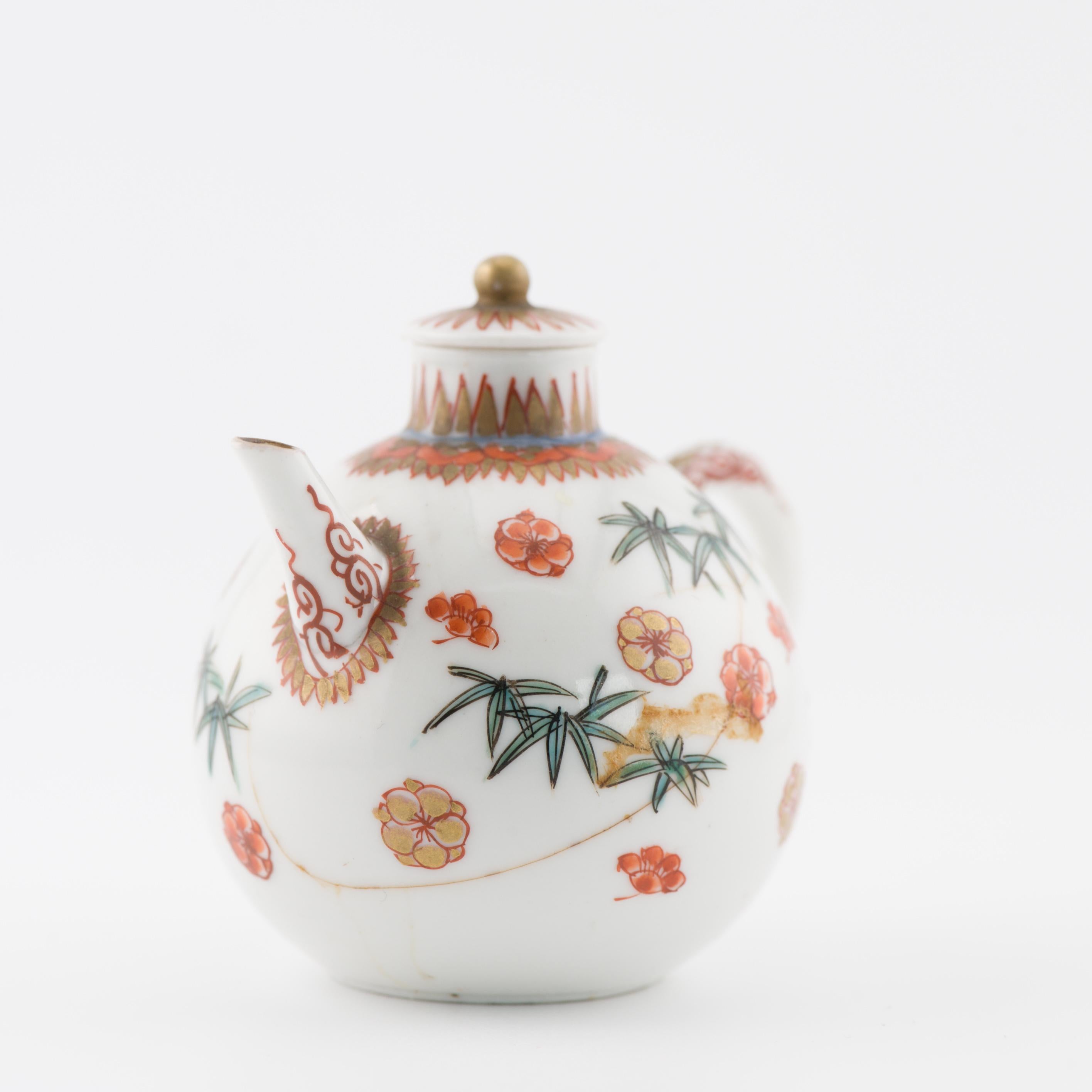 Miniatura di teiera in porcellana giapponese del periodo Edo, inizio XVIII secolo in vendita 1