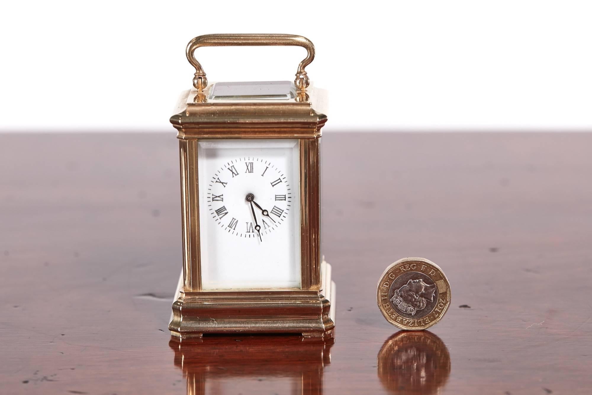 Miniature antique French brass carriage clock, with a porcelain dial and bevelled edge glass to each side, in good working order.
Original condition
Measures: 2