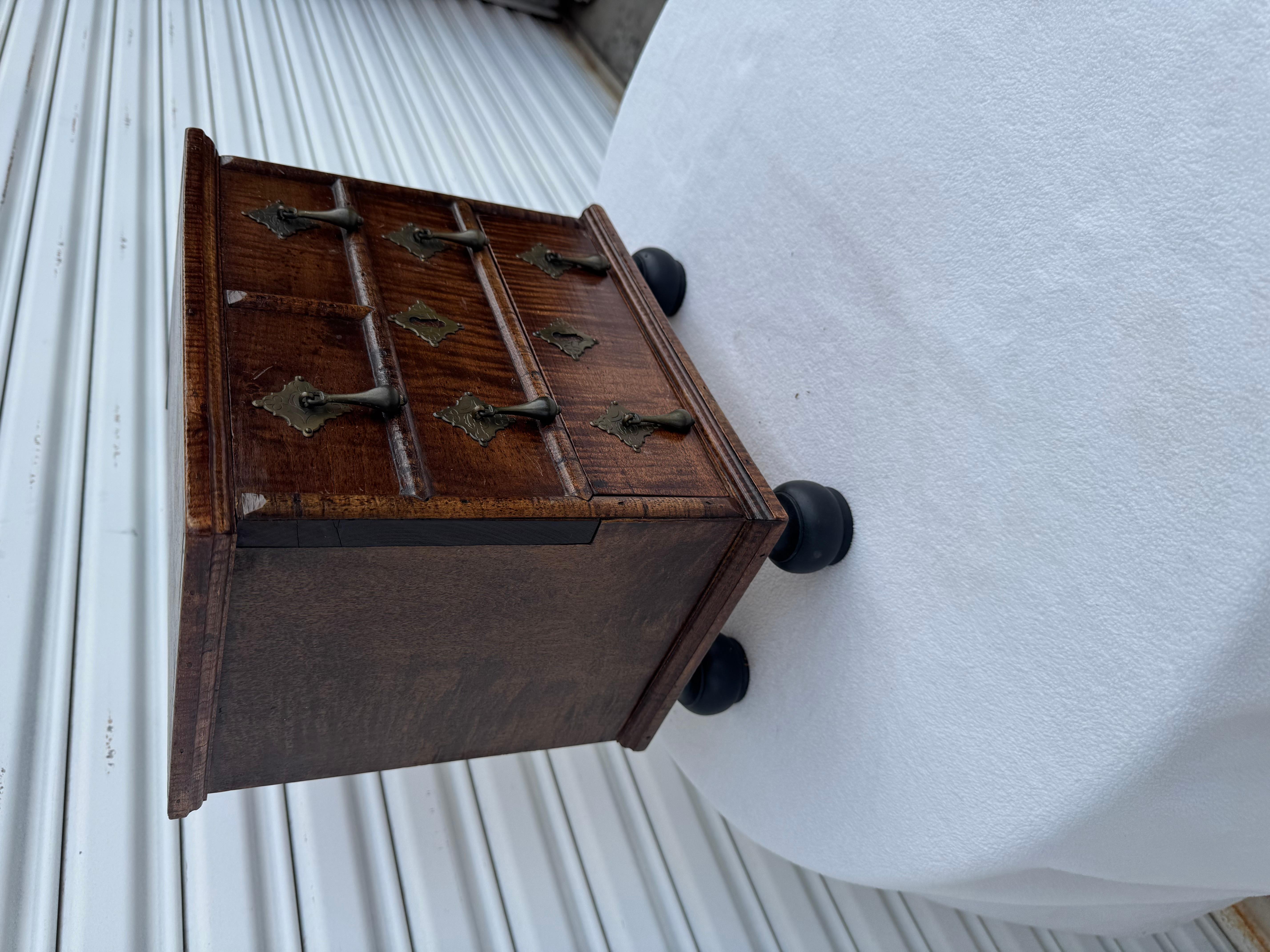 cómoda antigua de caoba george iii en miniatura en venta 4