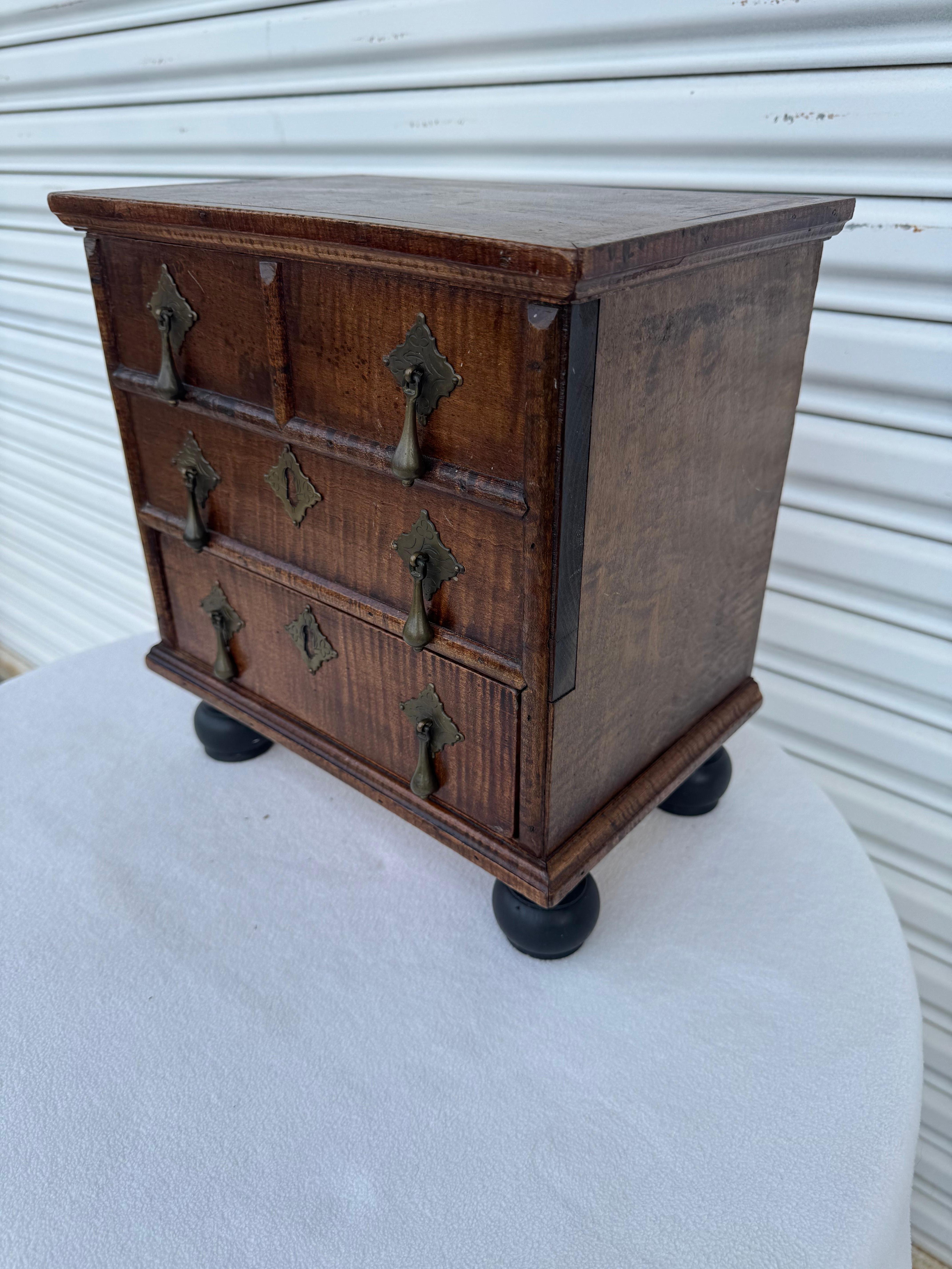 cómoda antigua de caoba george iii en miniatura en venta 5