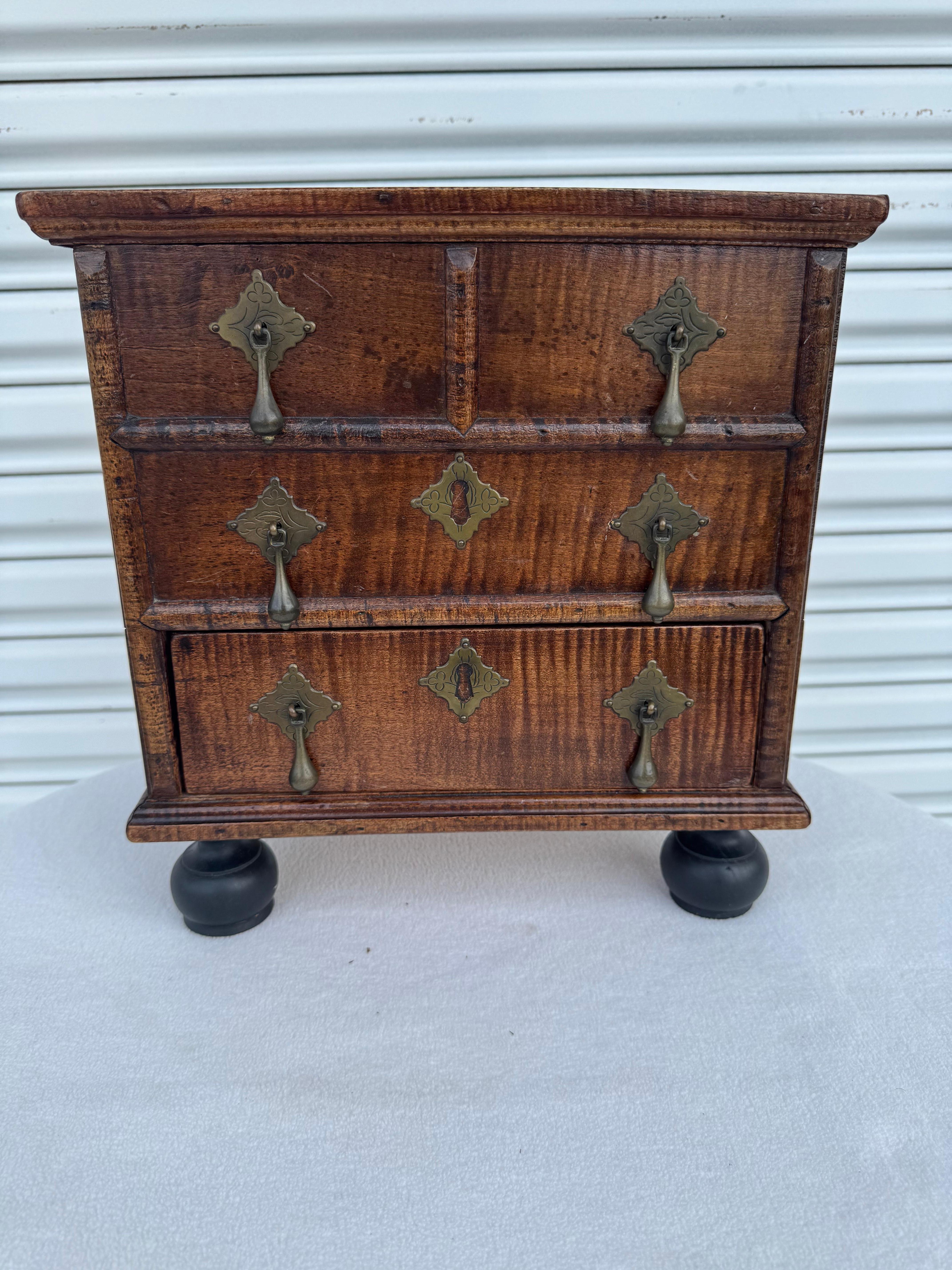 cómoda antigua de caoba george iii en miniatura en venta 6