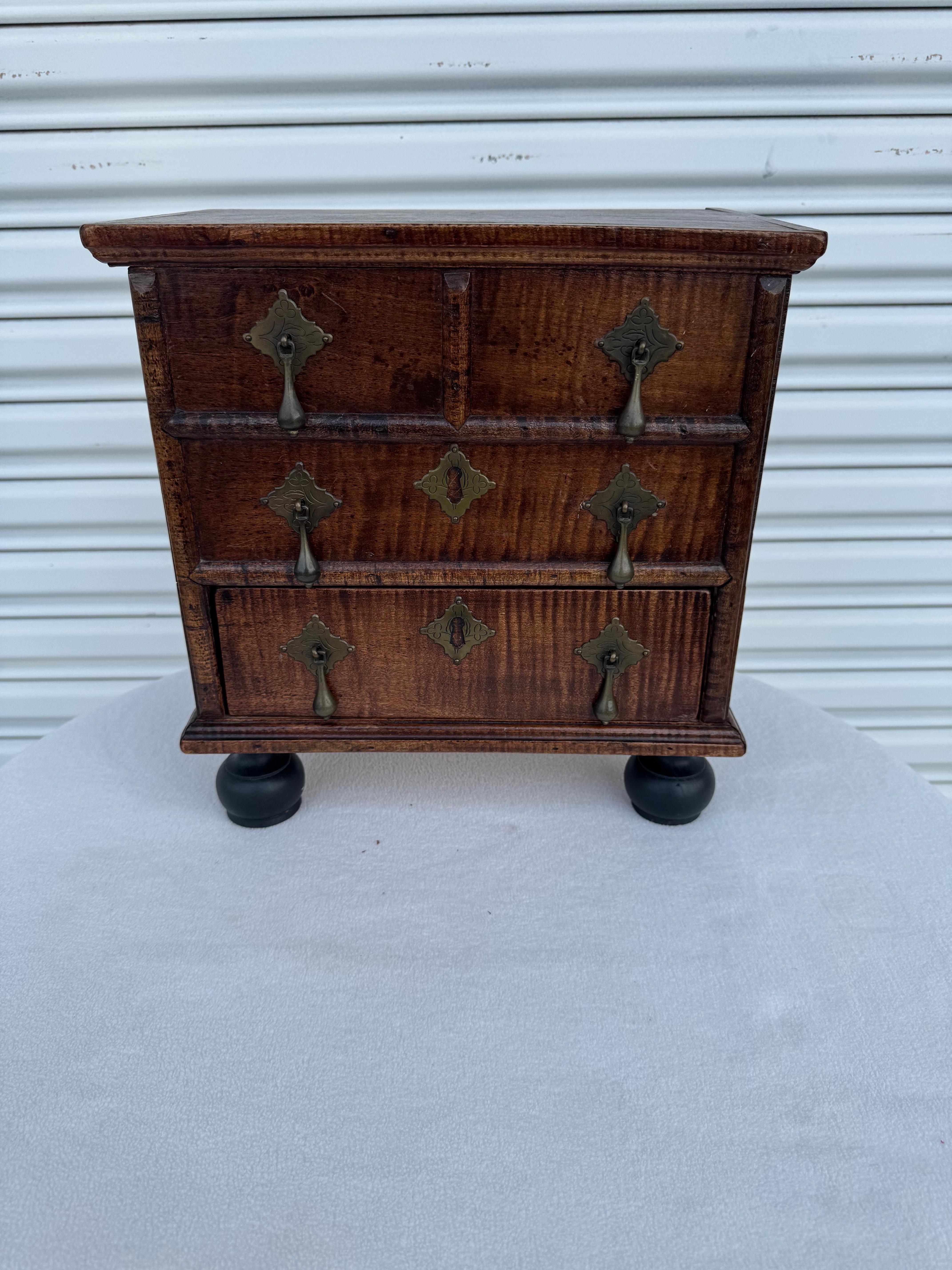 Cómoda georgiana de caoba con frente curvo, Fabricada en rica caoba envejecida, presenta elegantes cajones con frente curvo, pomos de latón originales o apropiados para la época, y una fina carpintería de cola de milano que refleja una artesanía