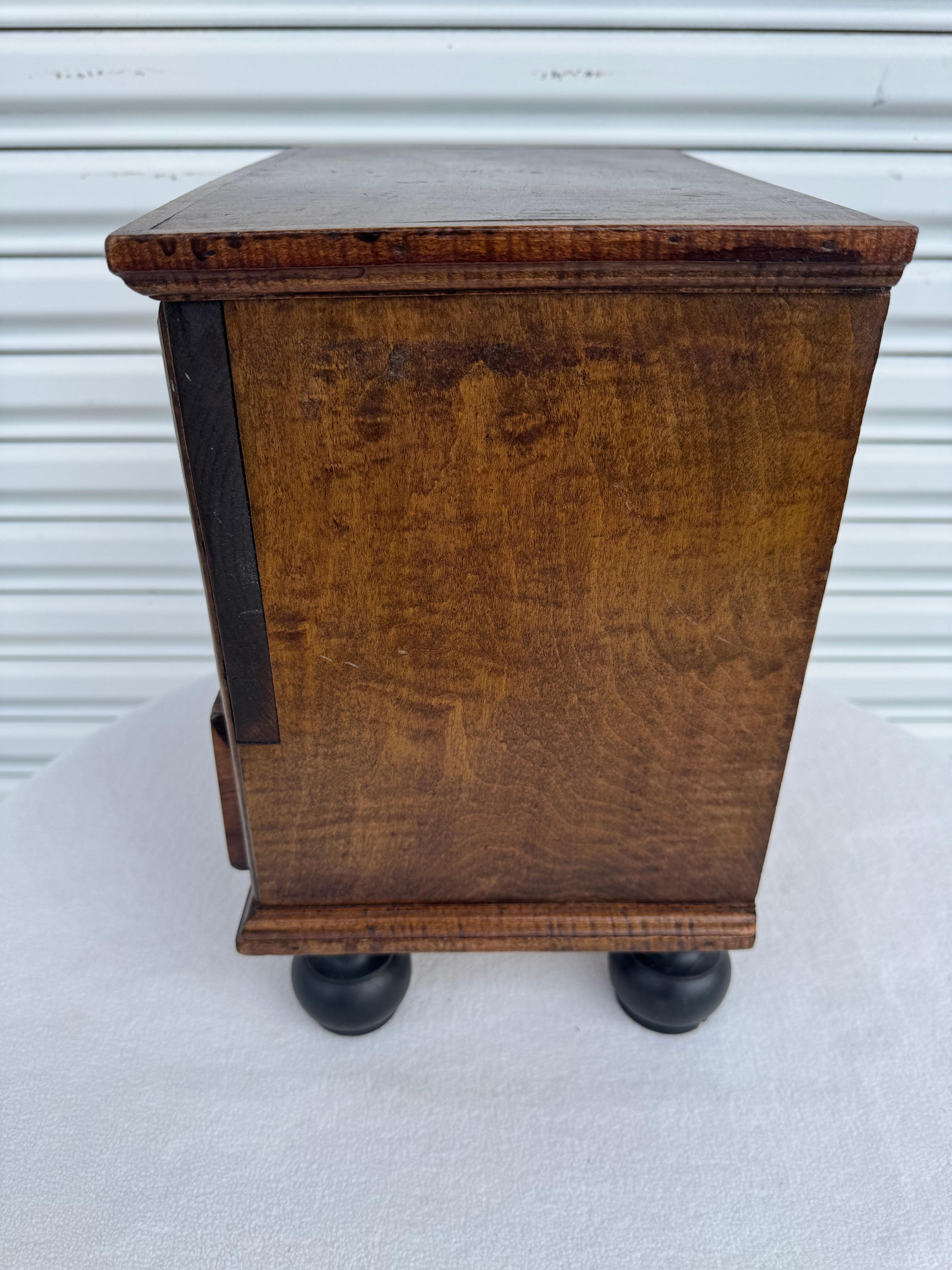 cómoda antigua de caoba george iii en miniatura Estadounidense en venta
