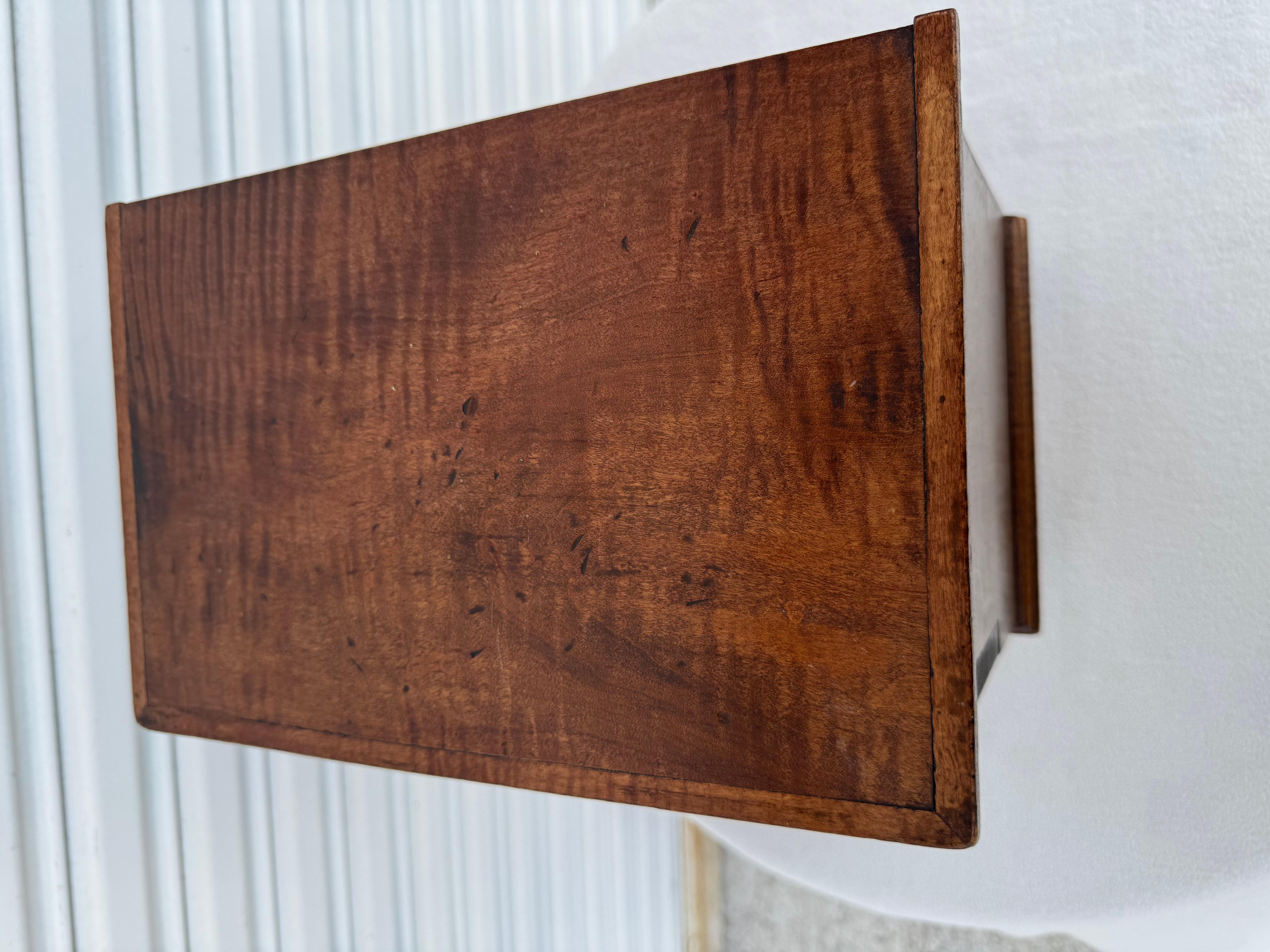 cómoda antigua de caoba george iii en miniatura siglo XIX en venta