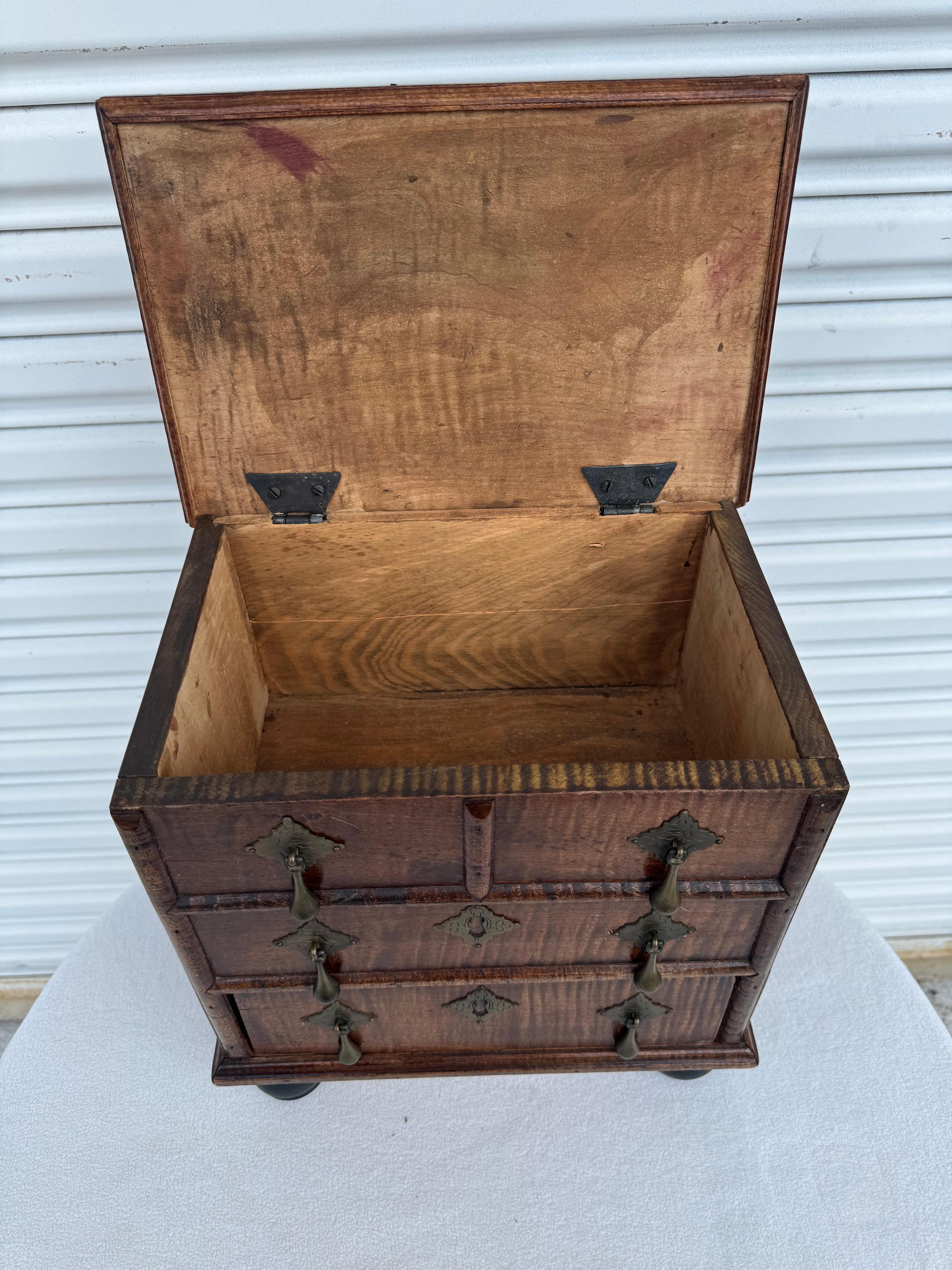 cómoda antigua de caoba george iii en miniatura en venta 1