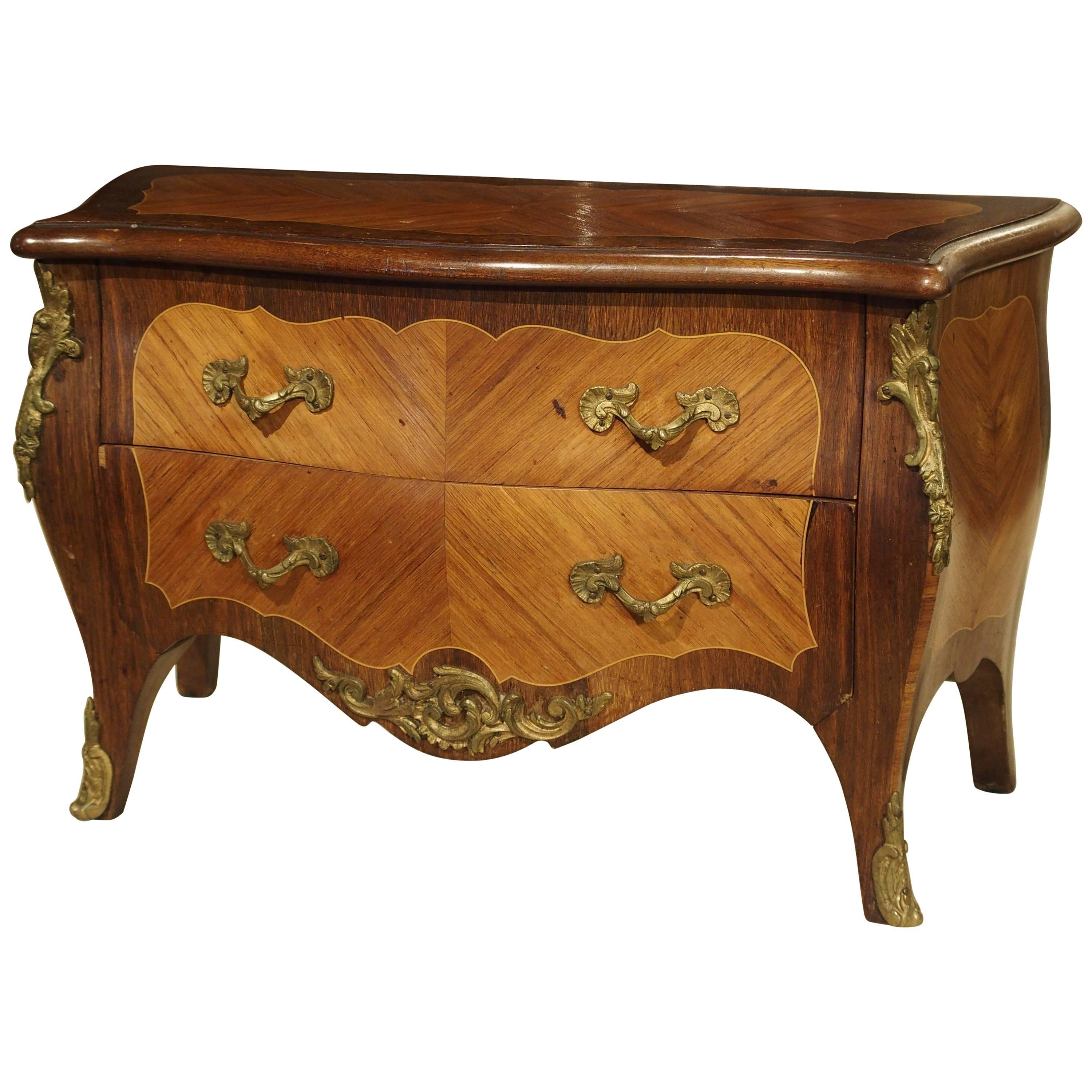 Commode ancienne miniature de style Louis XV de France, vers 1910