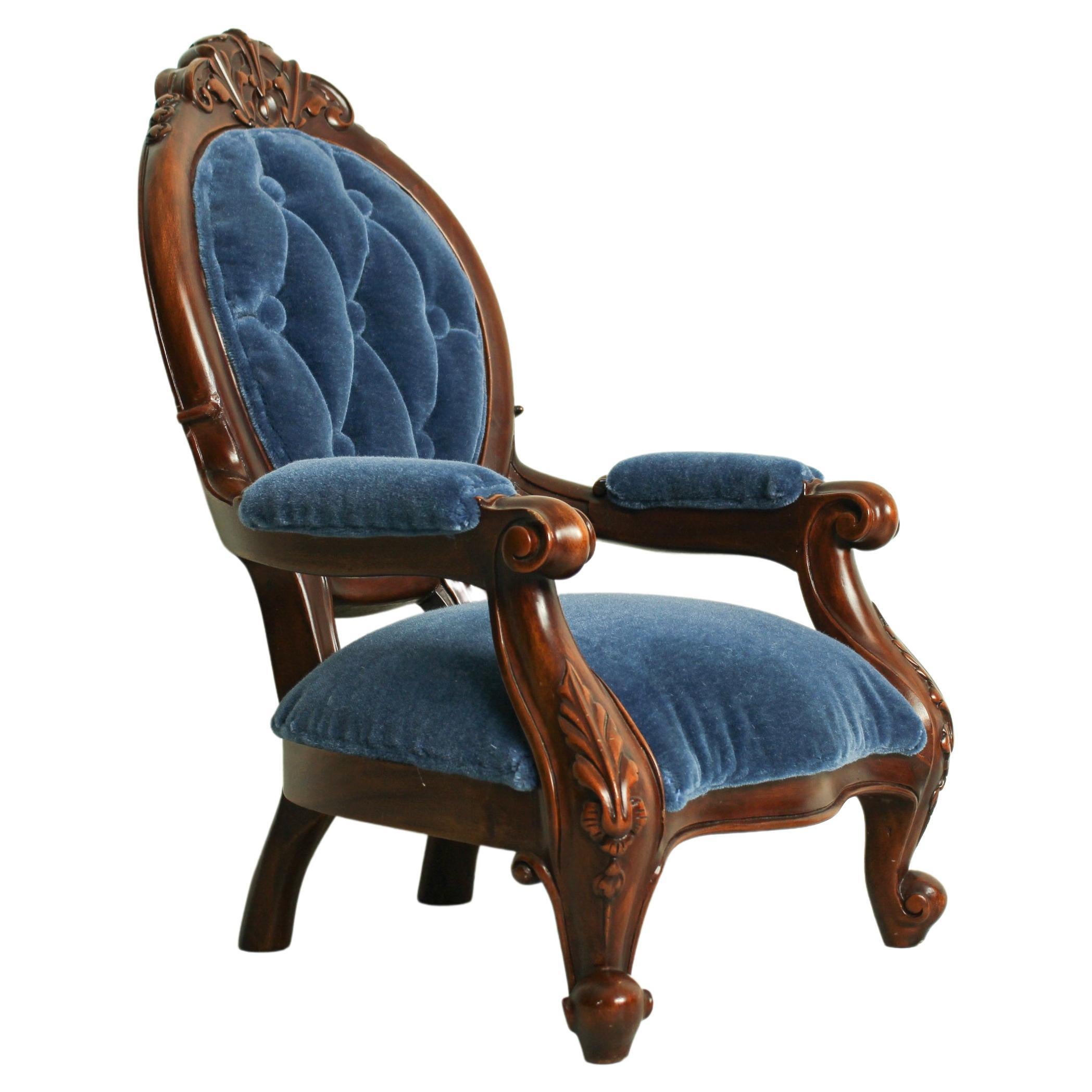 Fauteuil portrait miniature Louis XV en acajou ancien avec bras armé, pour poupée ou petit enfant en vente