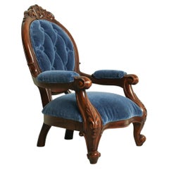 Fauteuil portrait miniature Louis XV en acajou ancien avec bras armé, pour poupée ou petit enfant