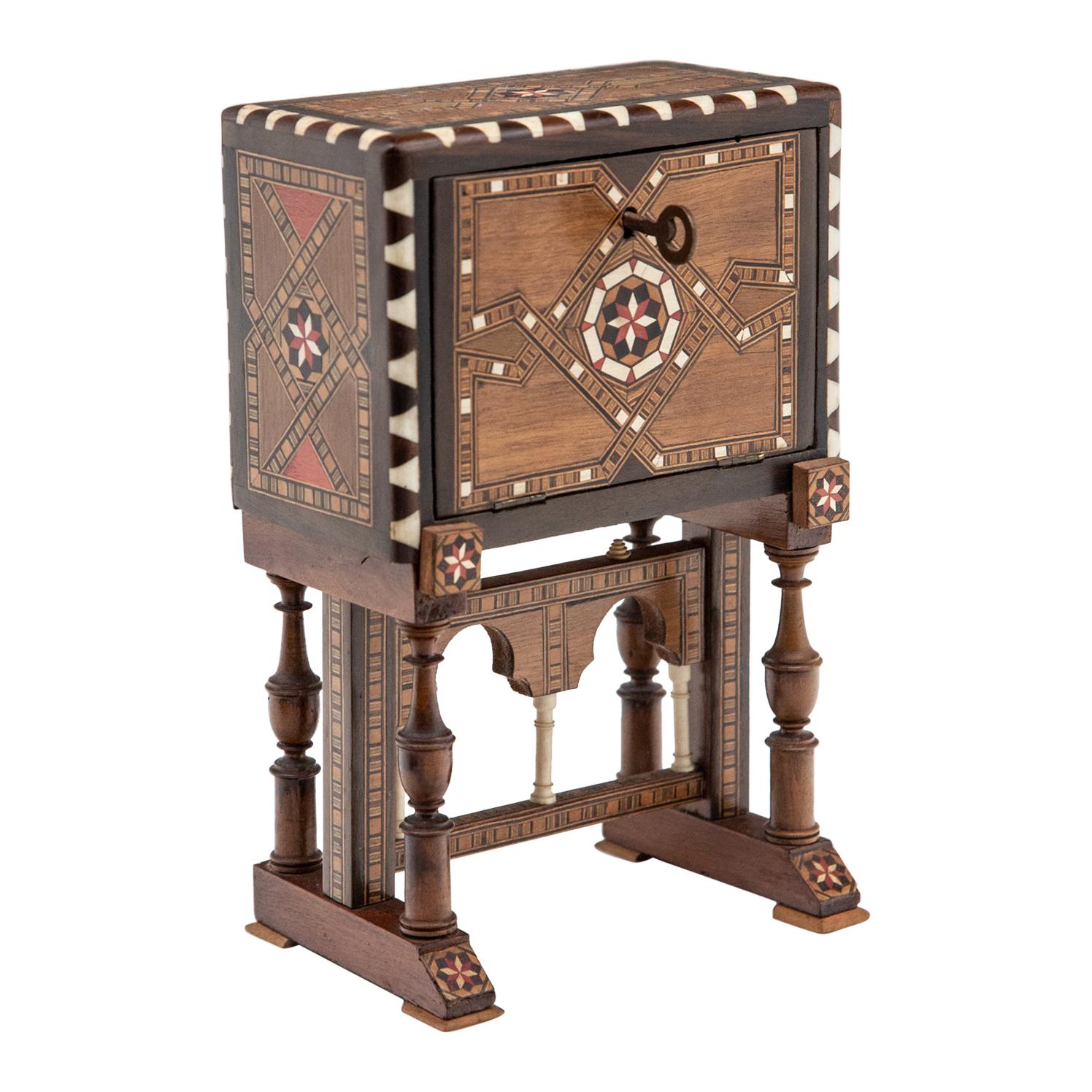 Antiker antiker Miniatur-Marketerie-Schreibtisch