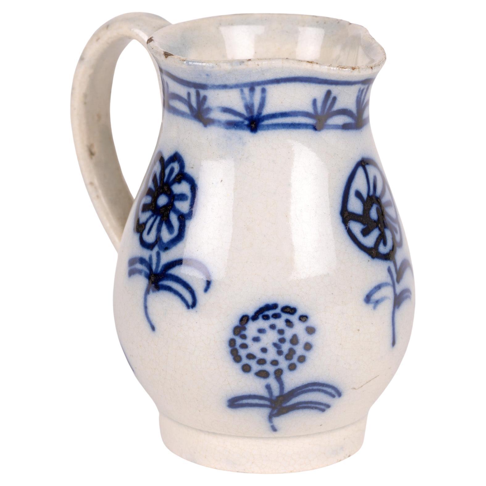 Jarra miniatura antigua de nácar pintada en azul y blanco en venta