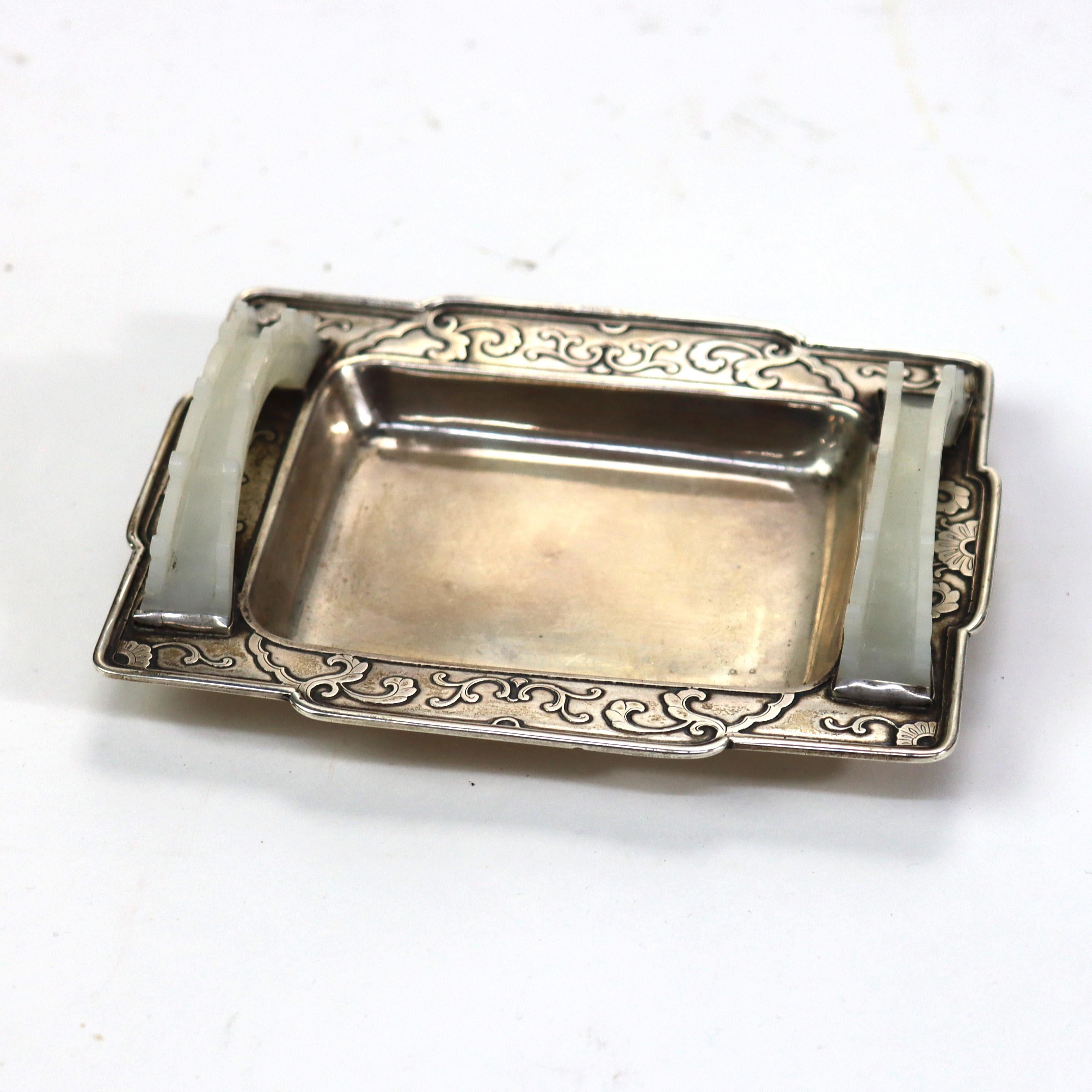 Plateau miniature en argent sterling et en jade blanc, datant de 1900.   
1 1/2