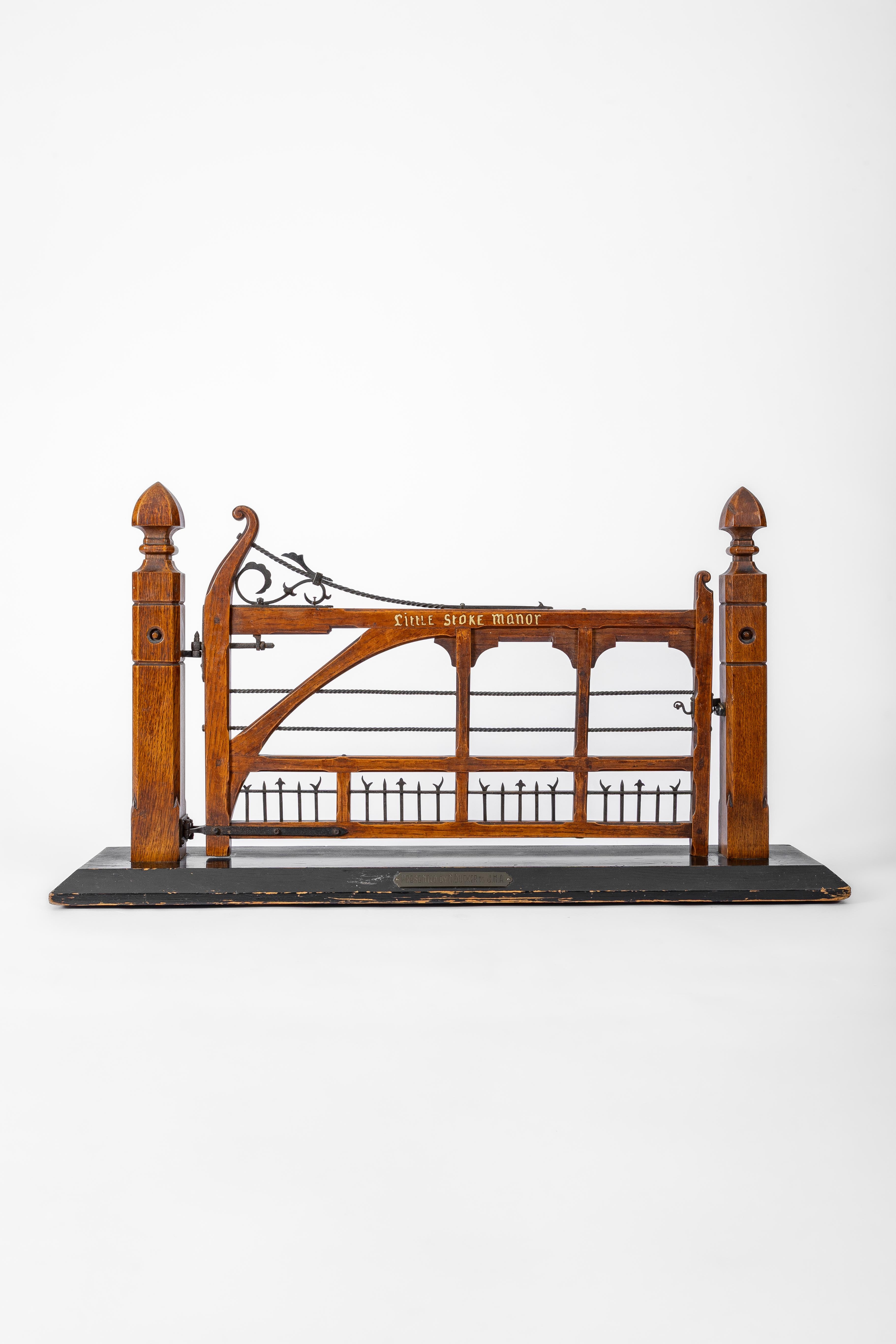 Puerta señorial de madera antigua en miniatura: Casa solariega Litle Stoke Vaciado en venta