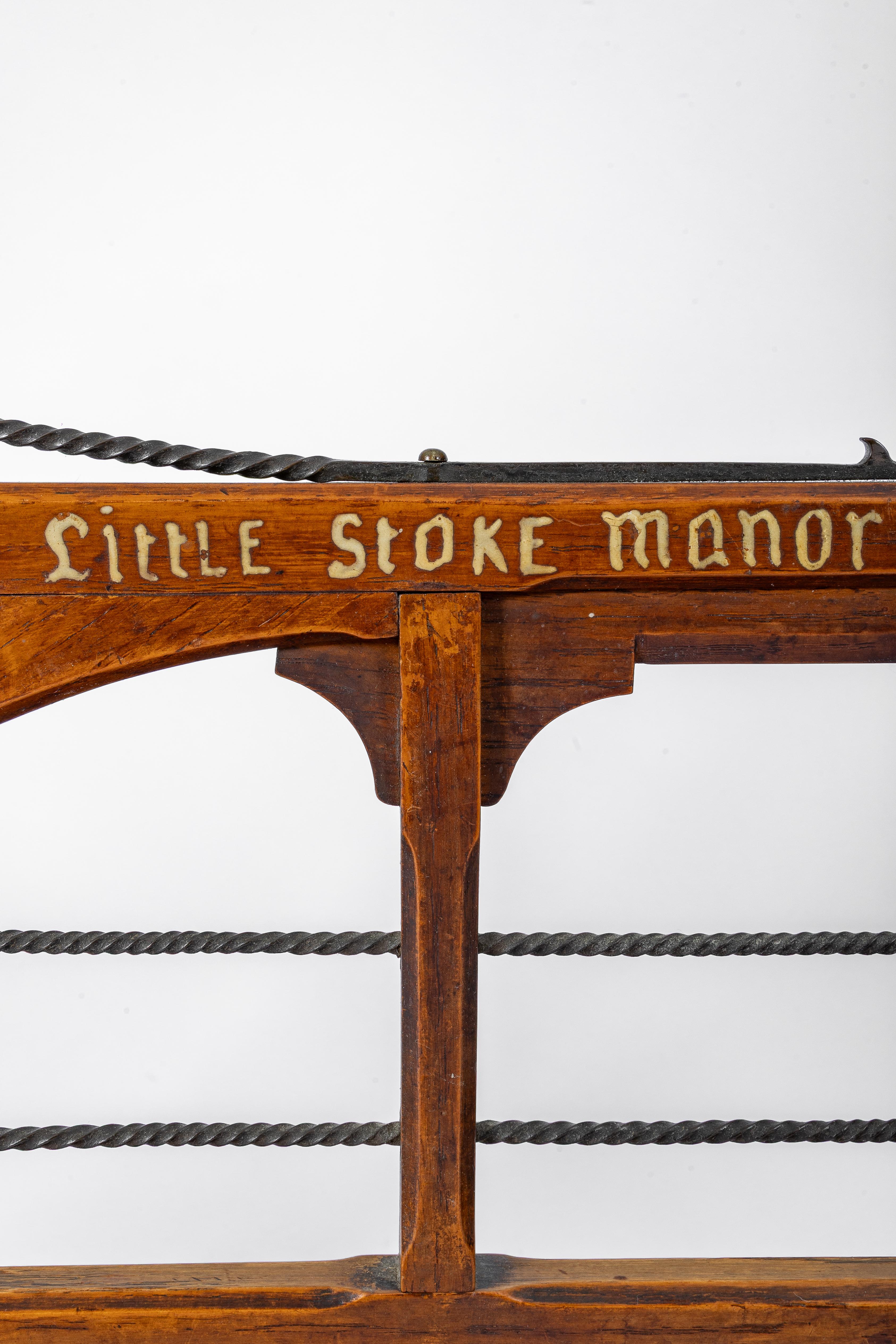 Puerta señorial de madera antigua en miniatura: Casa solariega Litle Stoke Hierro en venta