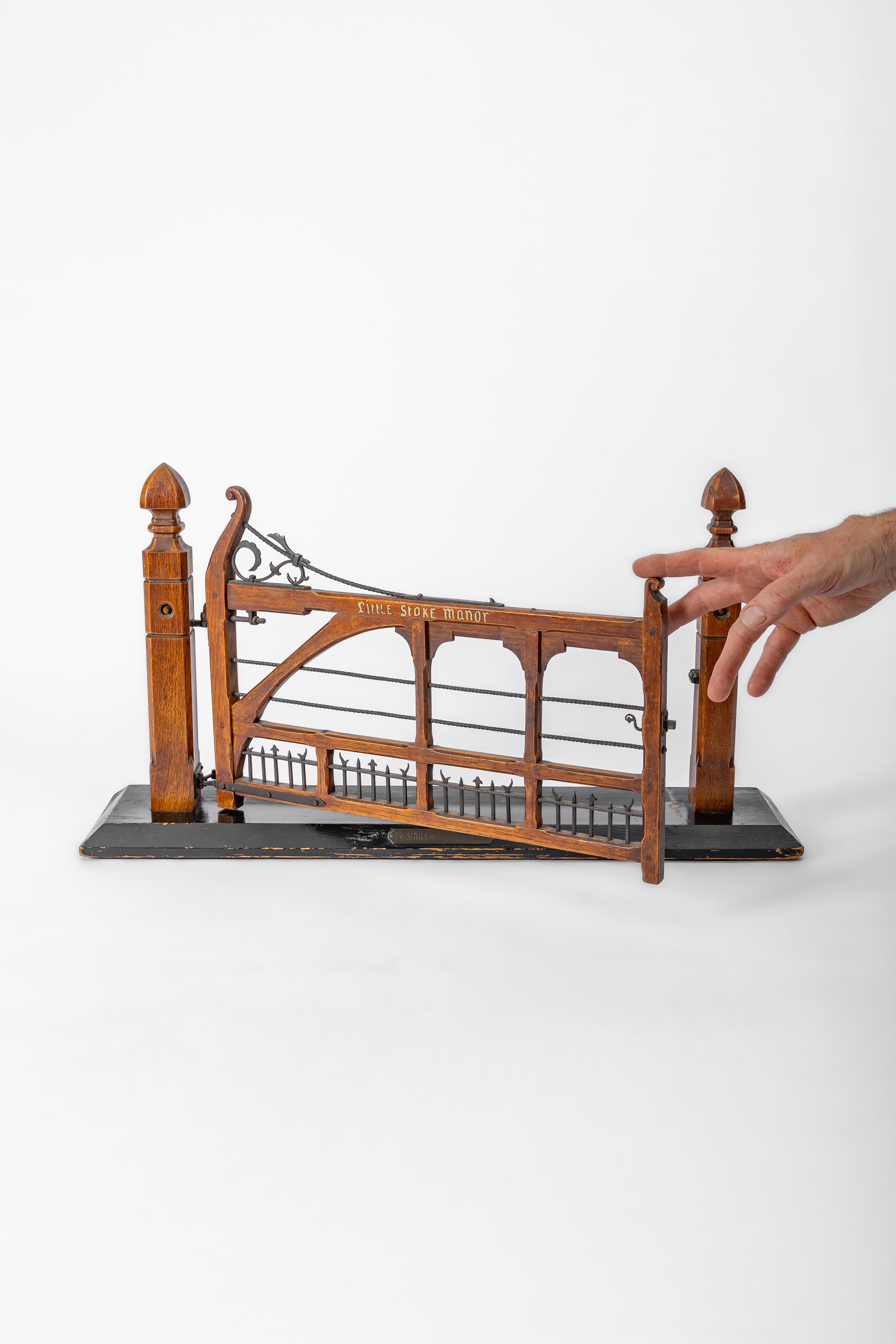Puerta señorial de madera antigua en miniatura: Casa solariega Litle Stoke en venta 1
