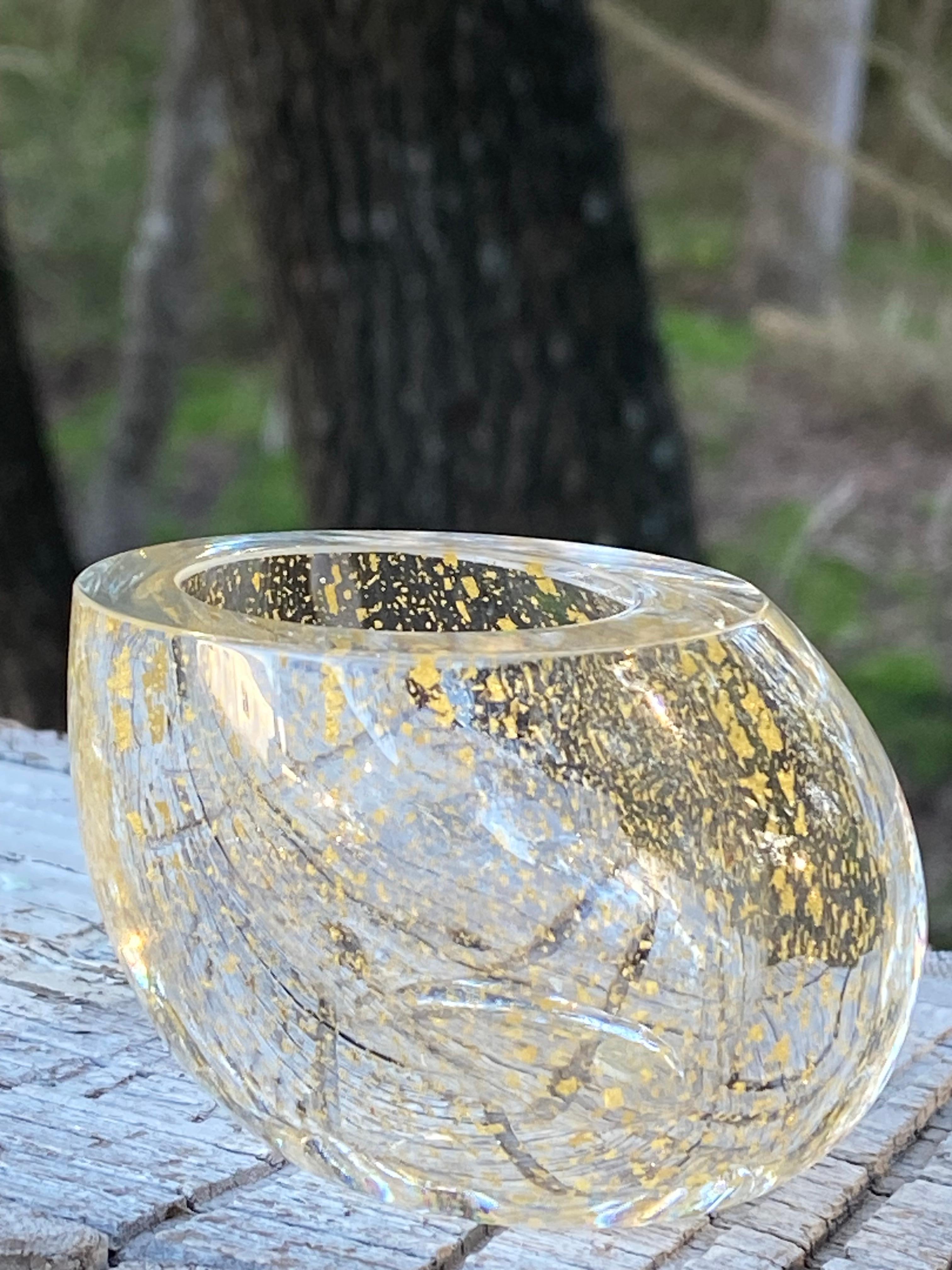 Questo squisito vaso in vetro artistico soffiato a mano, ornato da delicate macchie d'oro, è così speciale e pronto per essere aggiunto a una collezione di vetri o regalato a una persona speciale. Il design asimmetrico gli conferisce un'energia