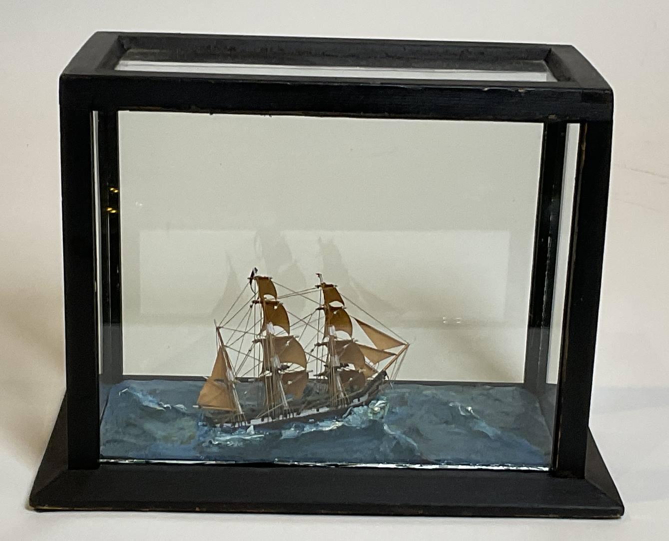 Raffinato modello in miniatura di un barcone a vele spiegate di C.Brookings Wetherbee di Canton Mass. Wetherbee era un ricco yankee che costruiva modelli di navi. Incastonato nella sua linea di galleggiamento in una teca di vetro. 6