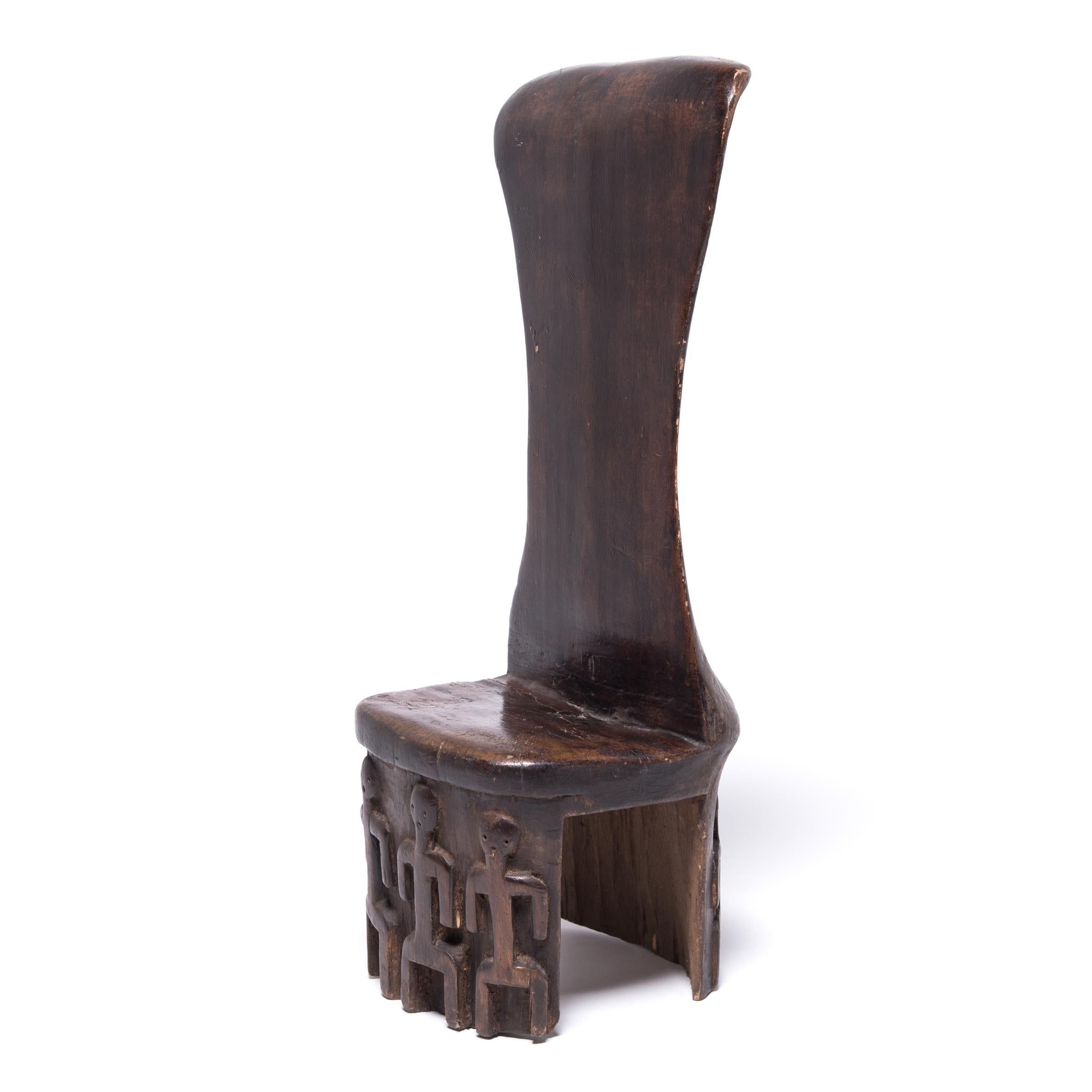 Réputés pour leur société individualiste, égalitaire et progressiste, les Baoulé de Côte d'Ivoire étaient des maîtres artisans. Cette chaise présente leur style caractéristique de travail du bois bien poli. Les individus à la base suggèrent une
