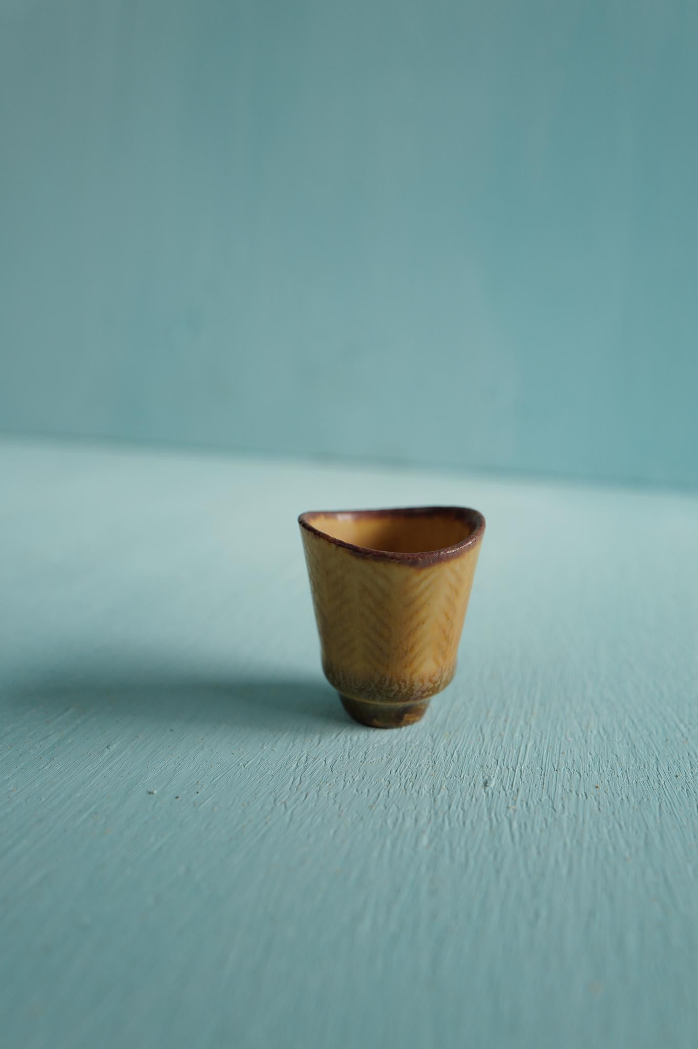 Tourné Miniature beige ceramic vase by Carl-Harry Stålhane, Rörstrand, Sweden, 1950s en vente