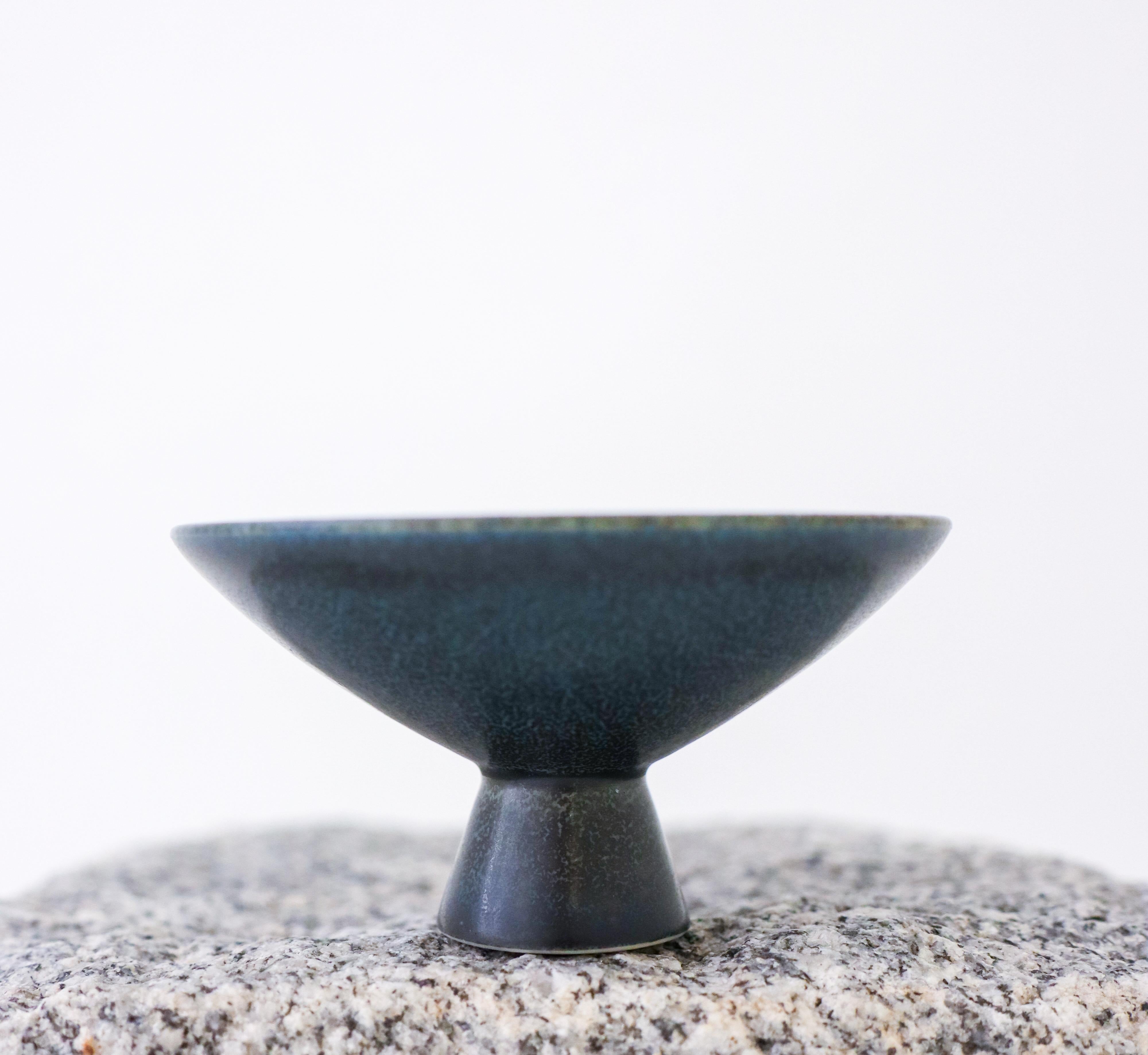 Scandinavian Modern Miniature Blue Bowl - Gunnar Nylund - 1950-1960s - Mid 20th Century For Sale