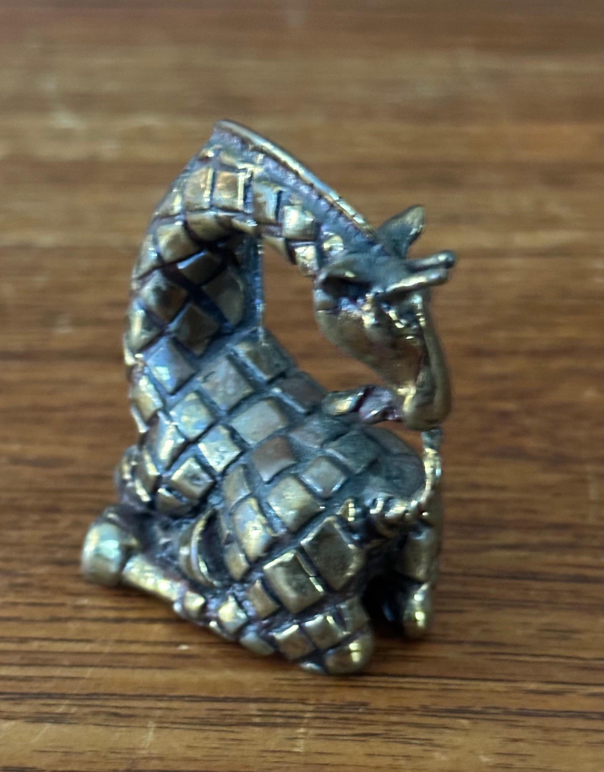 Americano Scultura di Giraffa in bronzo in miniatura / fermacarte di Joseph Addotta in vendita