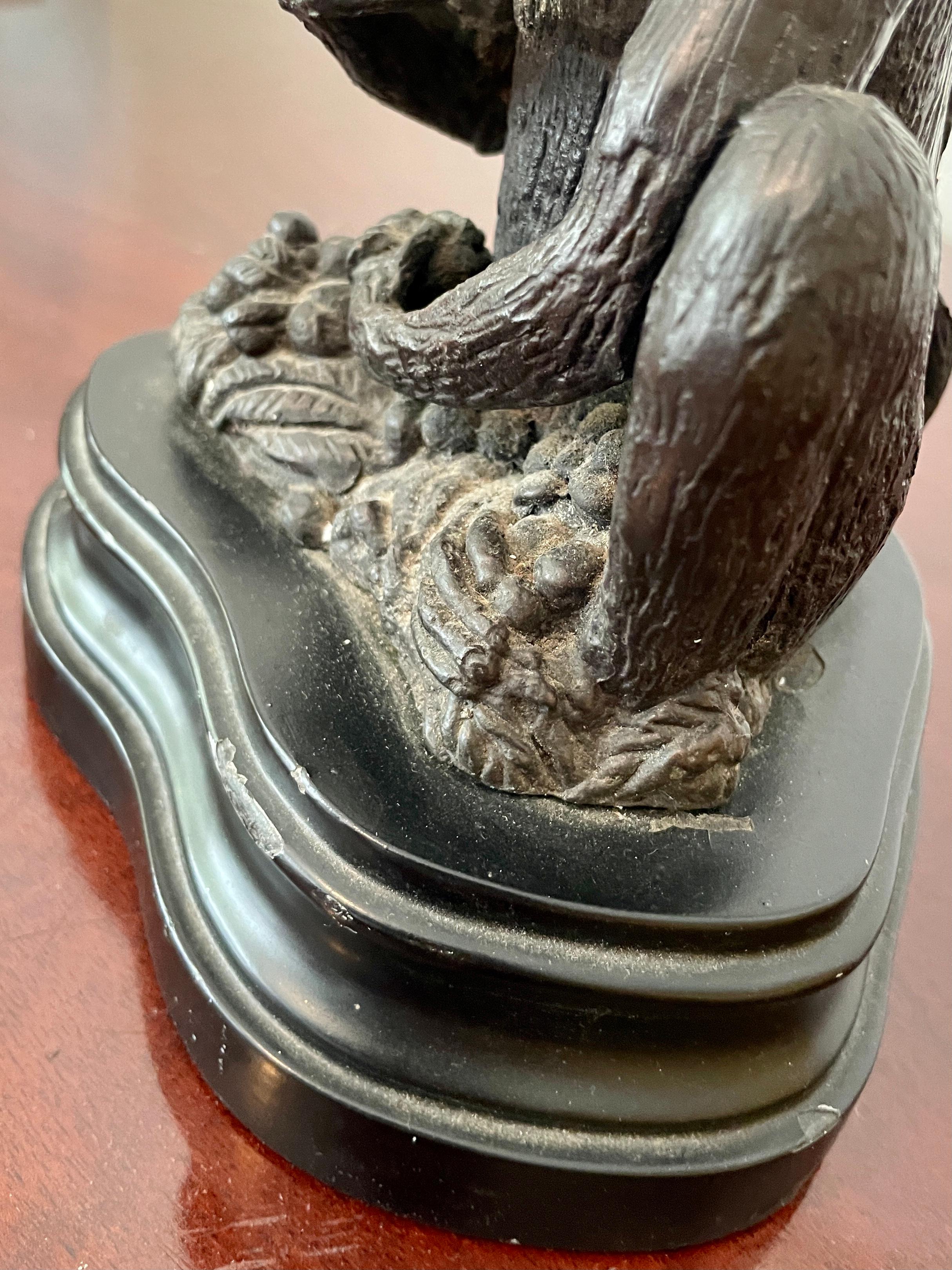 Statue miniature en bronze d'un singe sur socle en vente 3