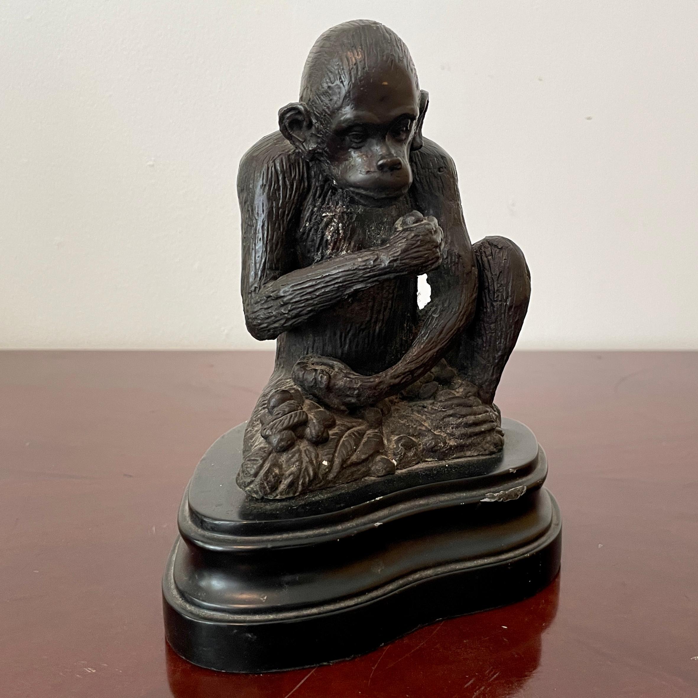 Bronze Statue miniature en bronze d'un singe sur socle en vente