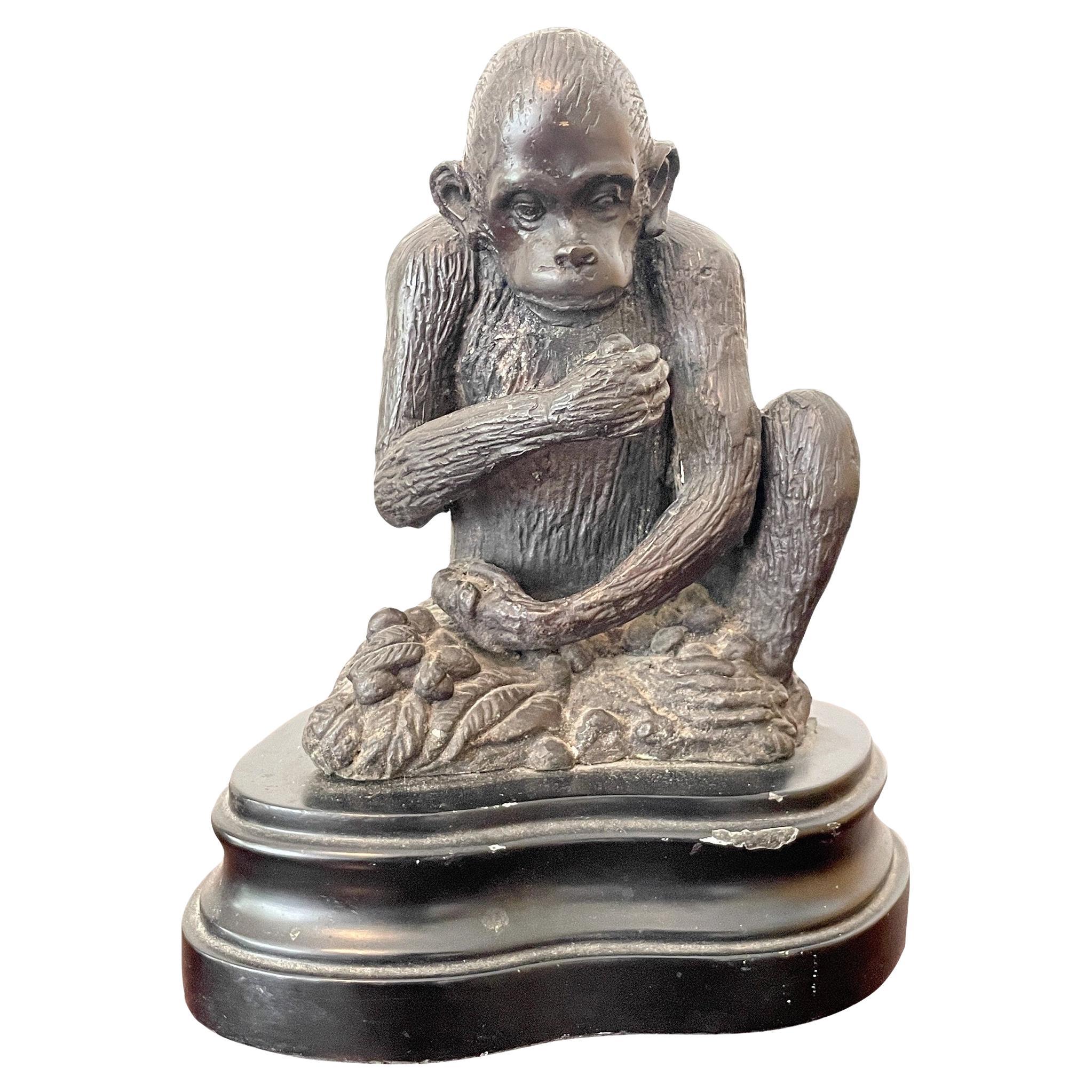 Miniature Bronze Statue eines Affen auf einem Sockel