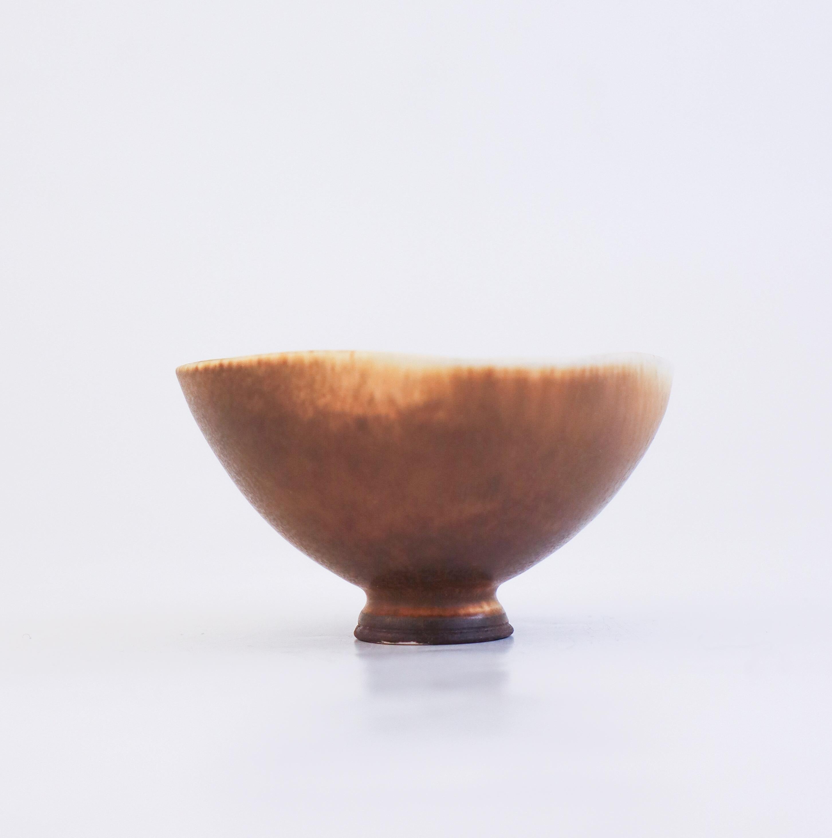 Ciotola in miniatura in ceramica marrone, Berndt Friberg, Gustavsberg - 1977 In condizioni ottime in vendita a Stockholm, SE